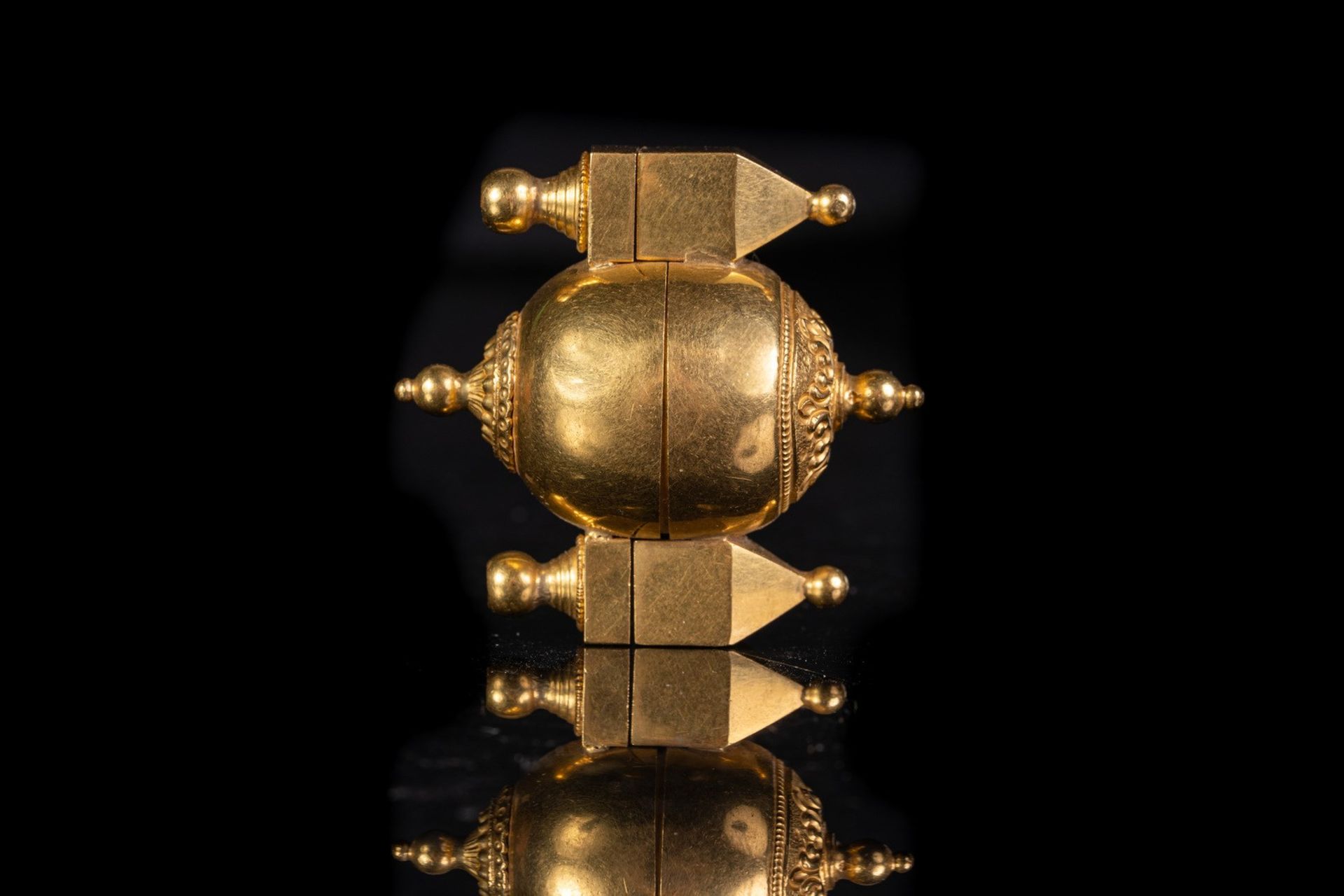 Arte Indiana A gold Shiva Linga jewelry boxIndia, early 20th century . - Bild 4 aus 4