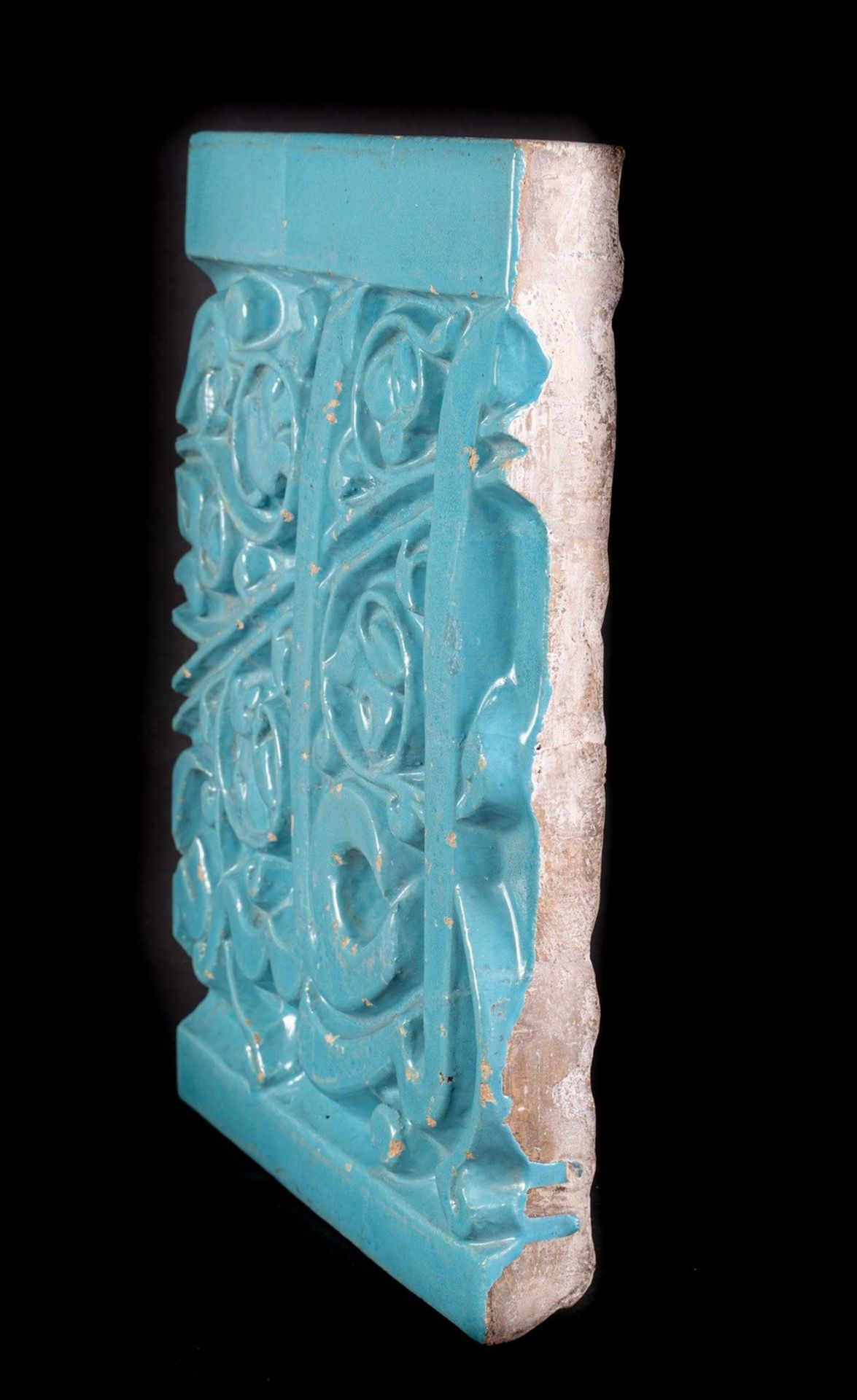 Arte Islamica A monumental tuquoise glazed moulded . - Bild 3 aus 4