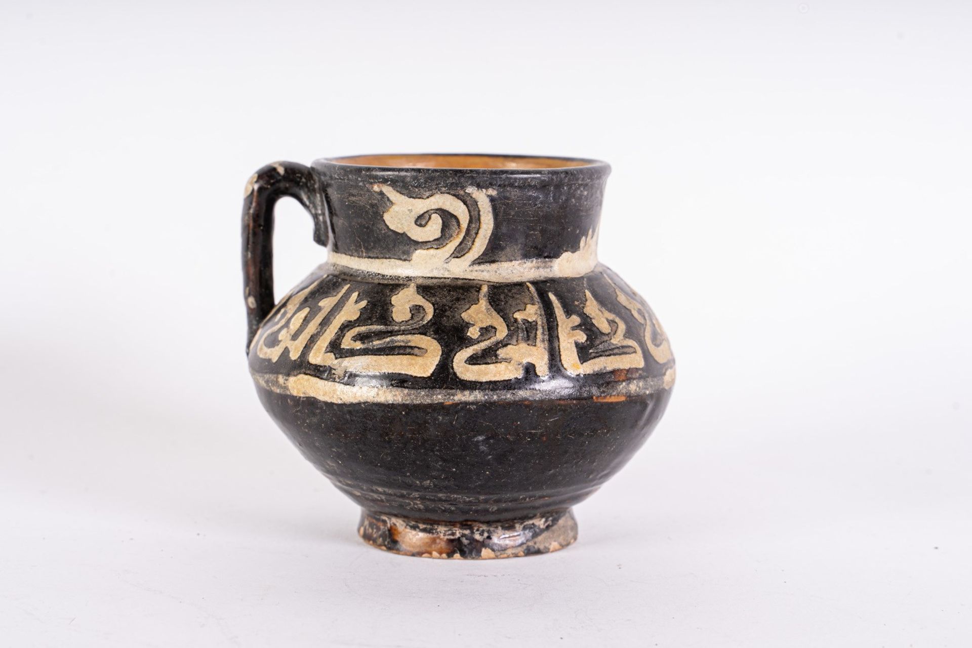 Arte Islamica A Nishapur calligraphic jug Samanid Iran, 10th century .