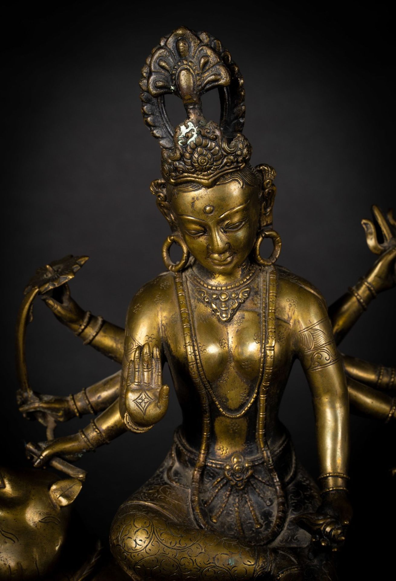 Arte Indiana A bronze figure of DurgaIndia, 19th century. - Bild 2 aus 6