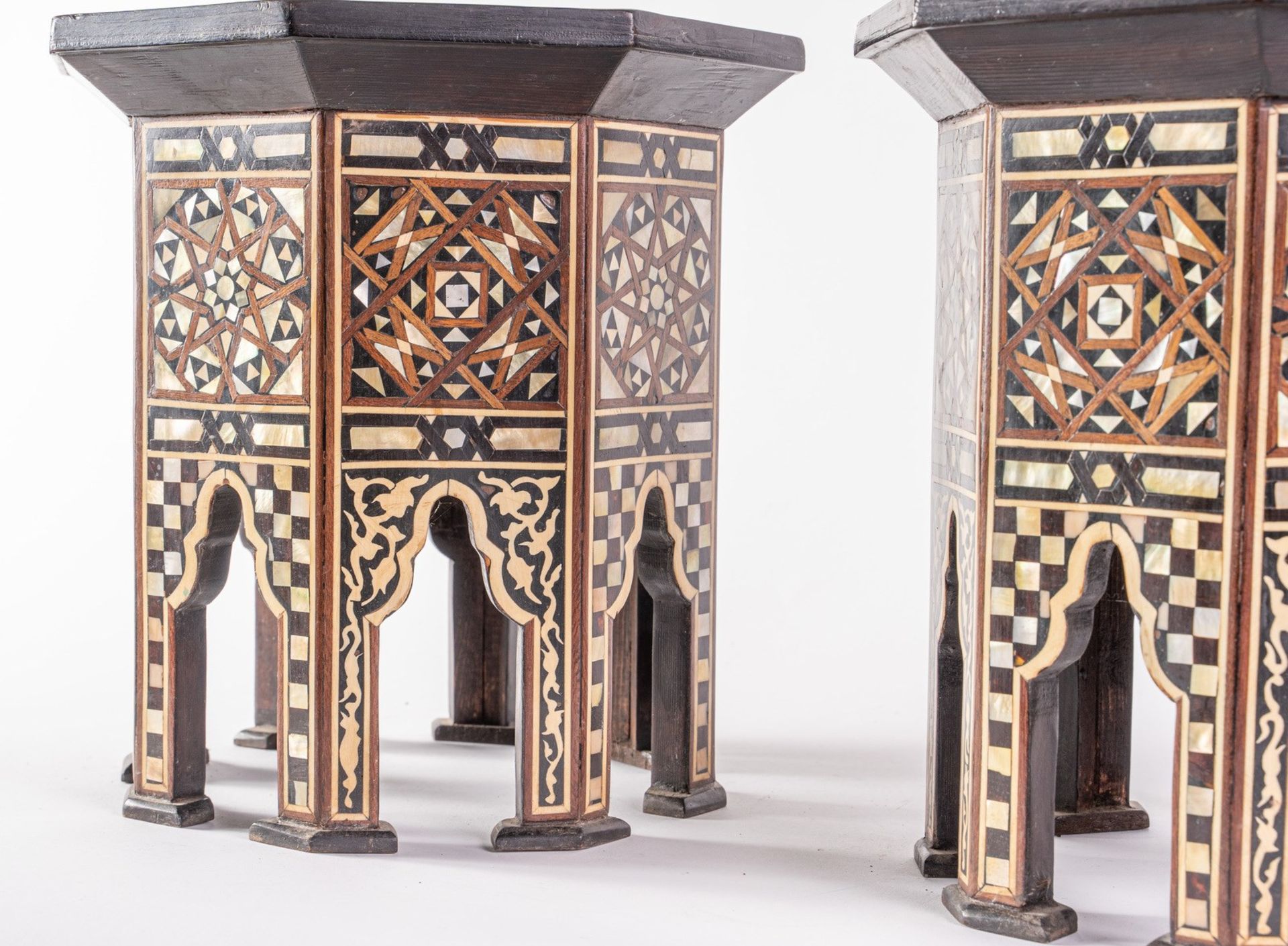 Arte Islamica A pair of wooden coffee tables inlaid. - Bild 9 aus 10