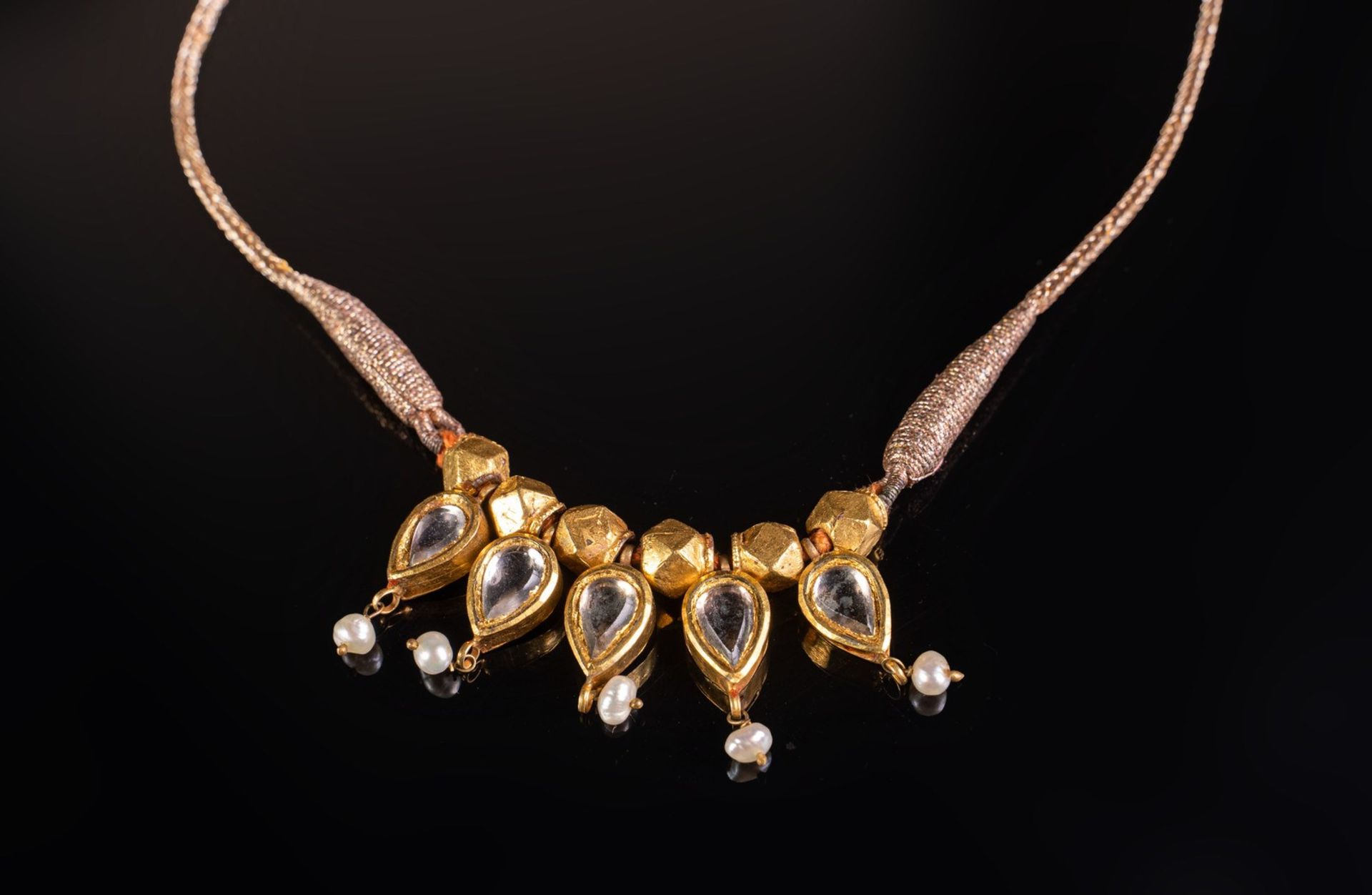 Arte Indiana A gold plated and diamonds necklace India, 19th century. - Bild 2 aus 2