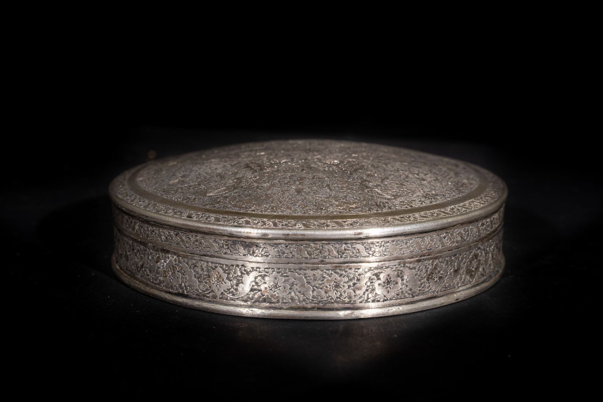Arte Islamica A round lidded silver box decorated with interlaced arabesquesPersia, 19th century . - Bild 2 aus 5