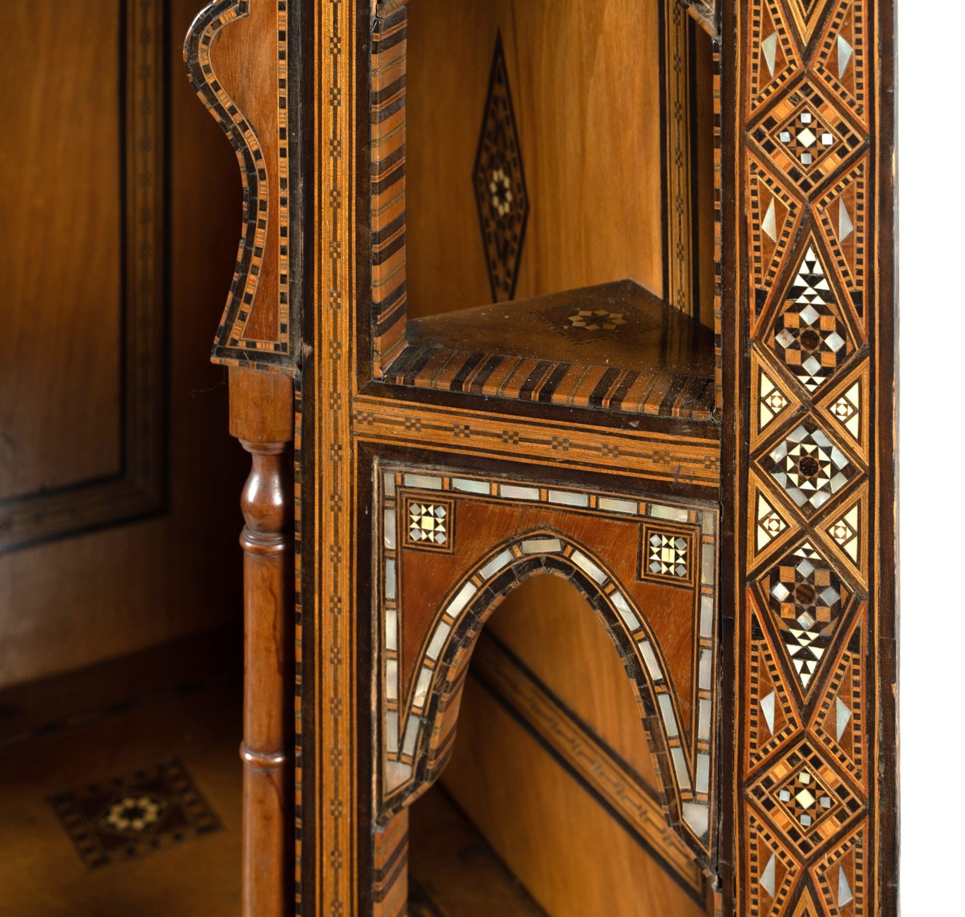Arte Islamica A wooden marquetry corner shelf inlaid . - Bild 4 aus 6