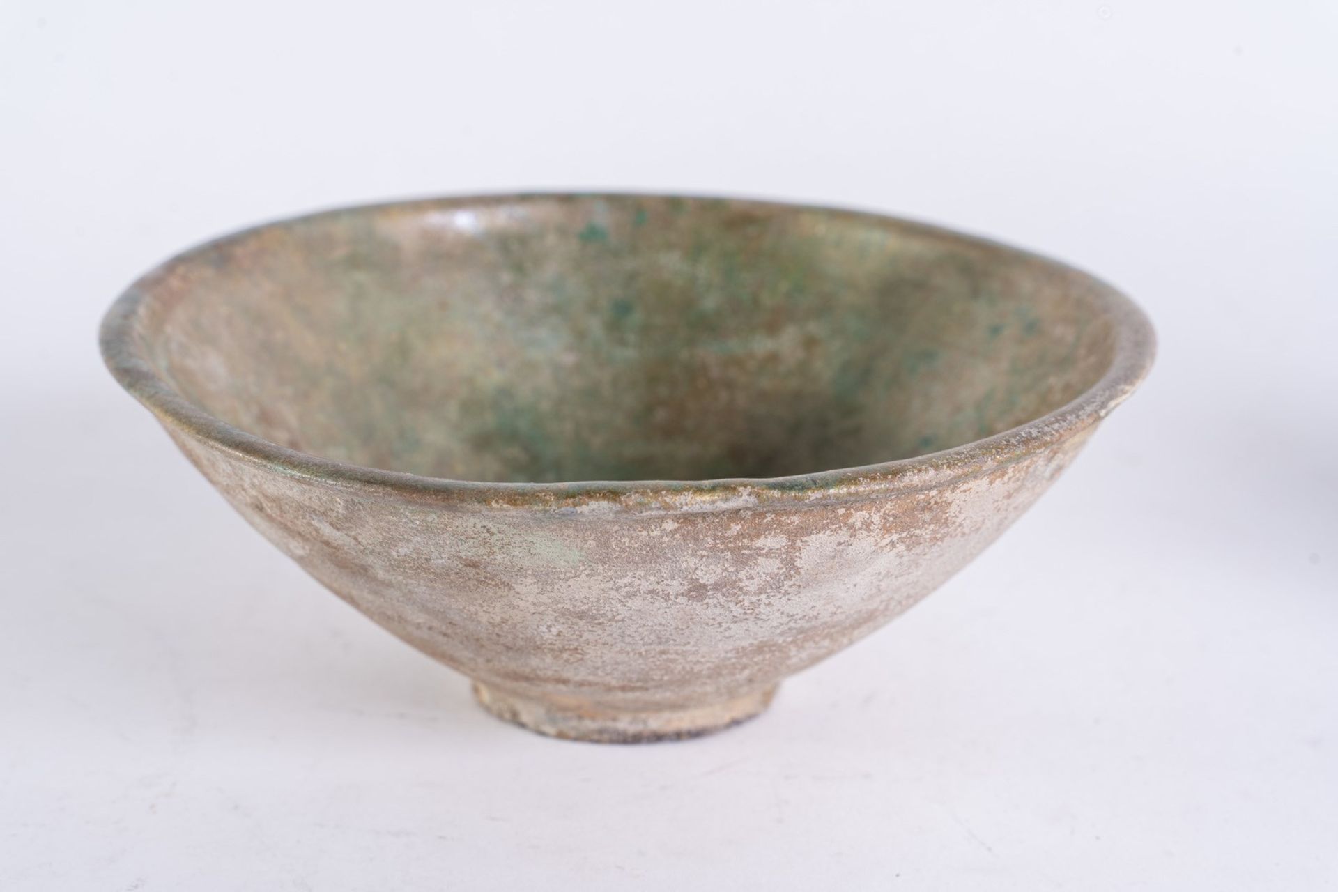 Arte Islamica A pottery turquoise glazed bowl Iran, 12th century . - Bild 2 aus 3