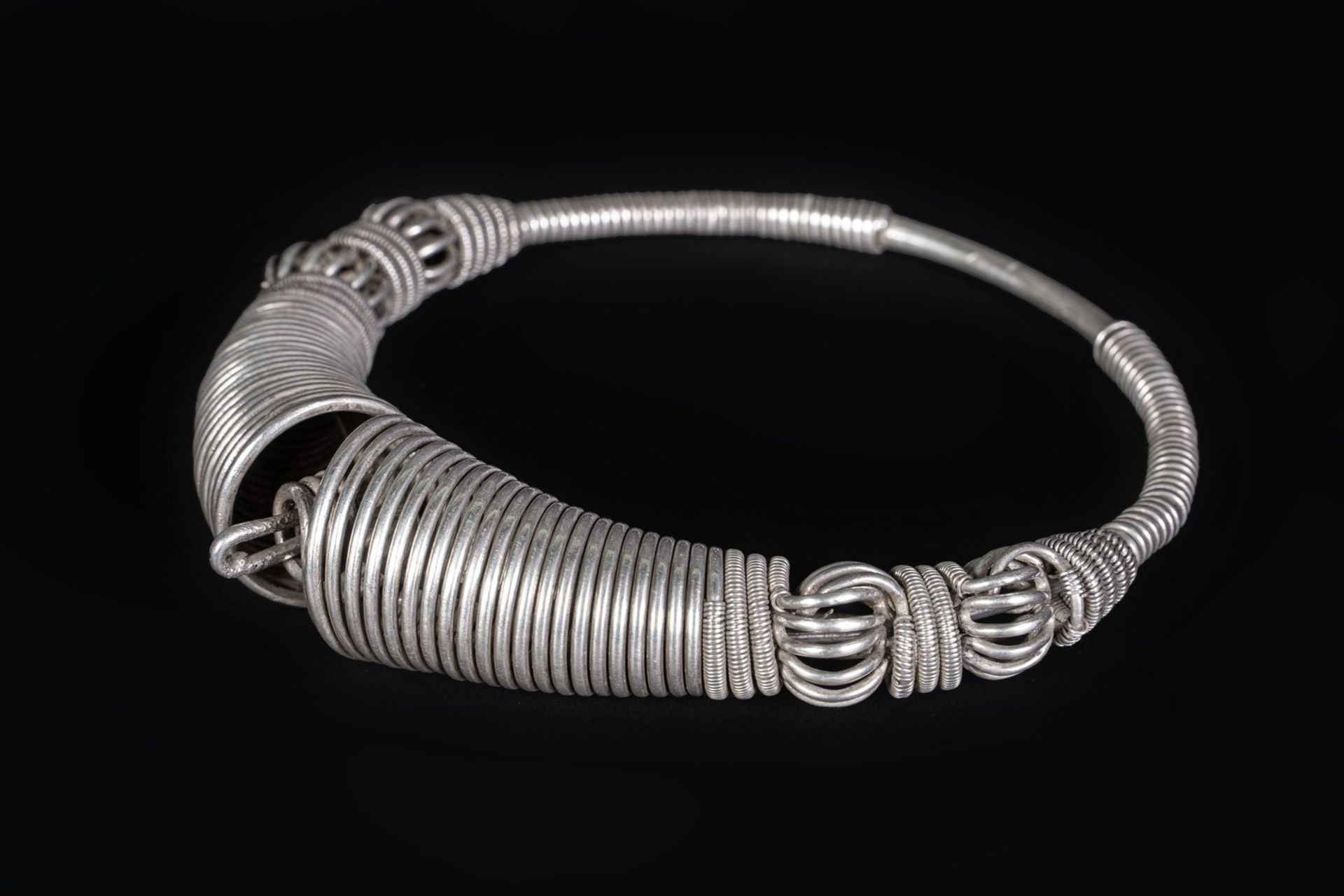 Arte Indiana A "spring type" silver necklace India, Gujarat, 19th-20th century .