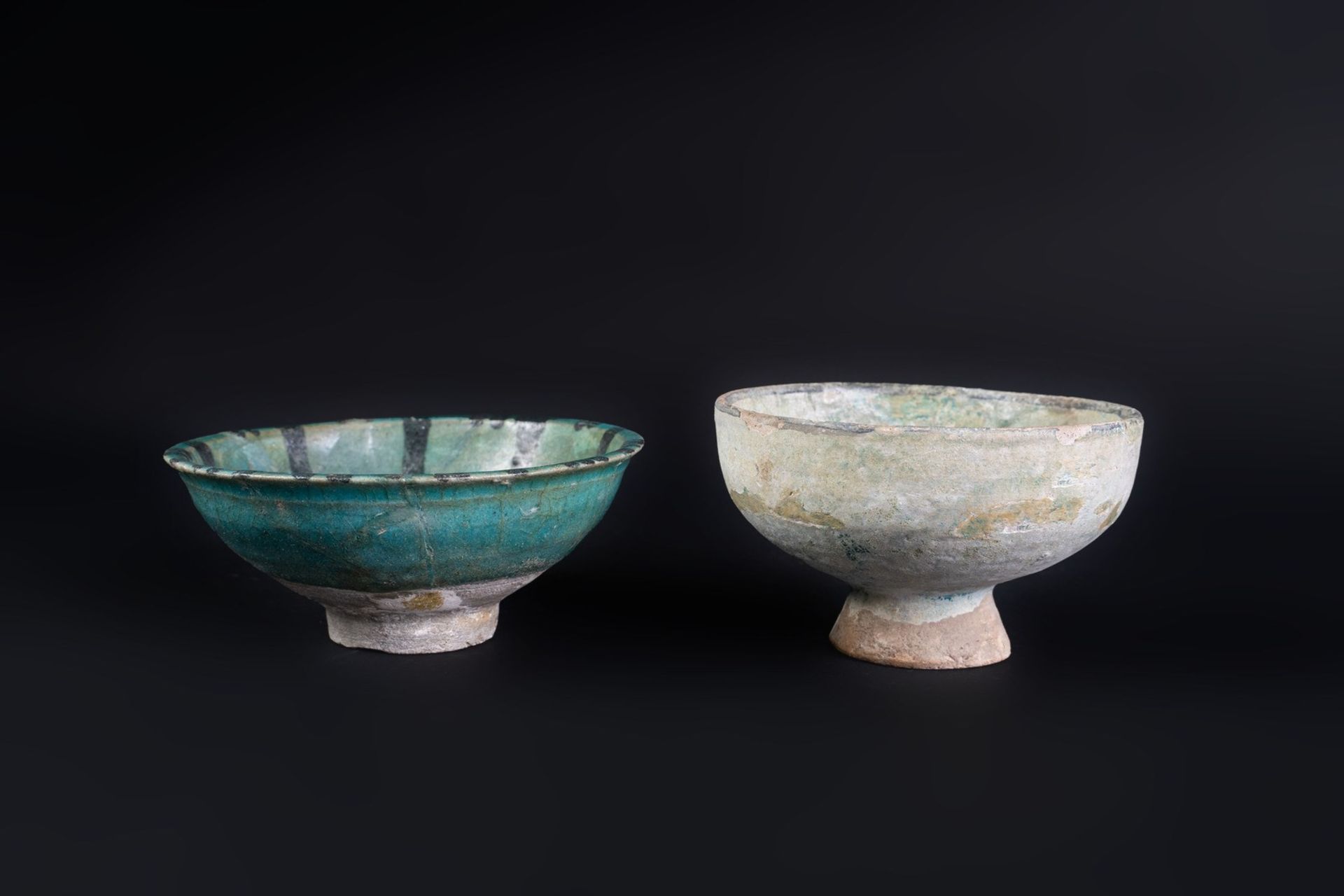 Arte Islamica Two turquoise glazed pottery bowlsIran, Kashan, 12th -13th century . - Bild 2 aus 4