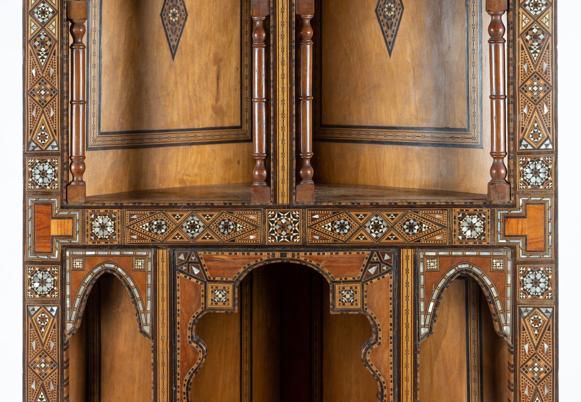 Arte Islamica A wooden marquetry corner shelf inlaid . - Bild 3 aus 6