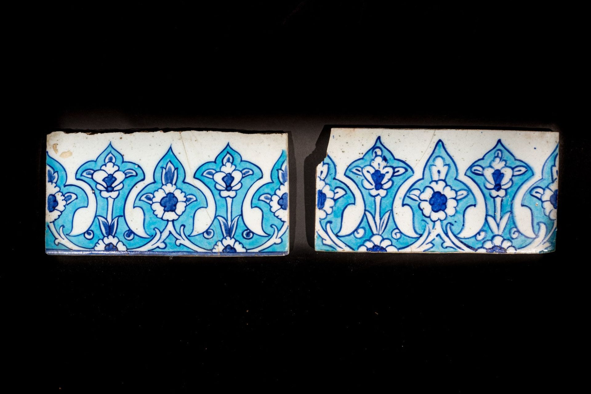 Arte Islamica A pair of Iznik blue and white border tiles .