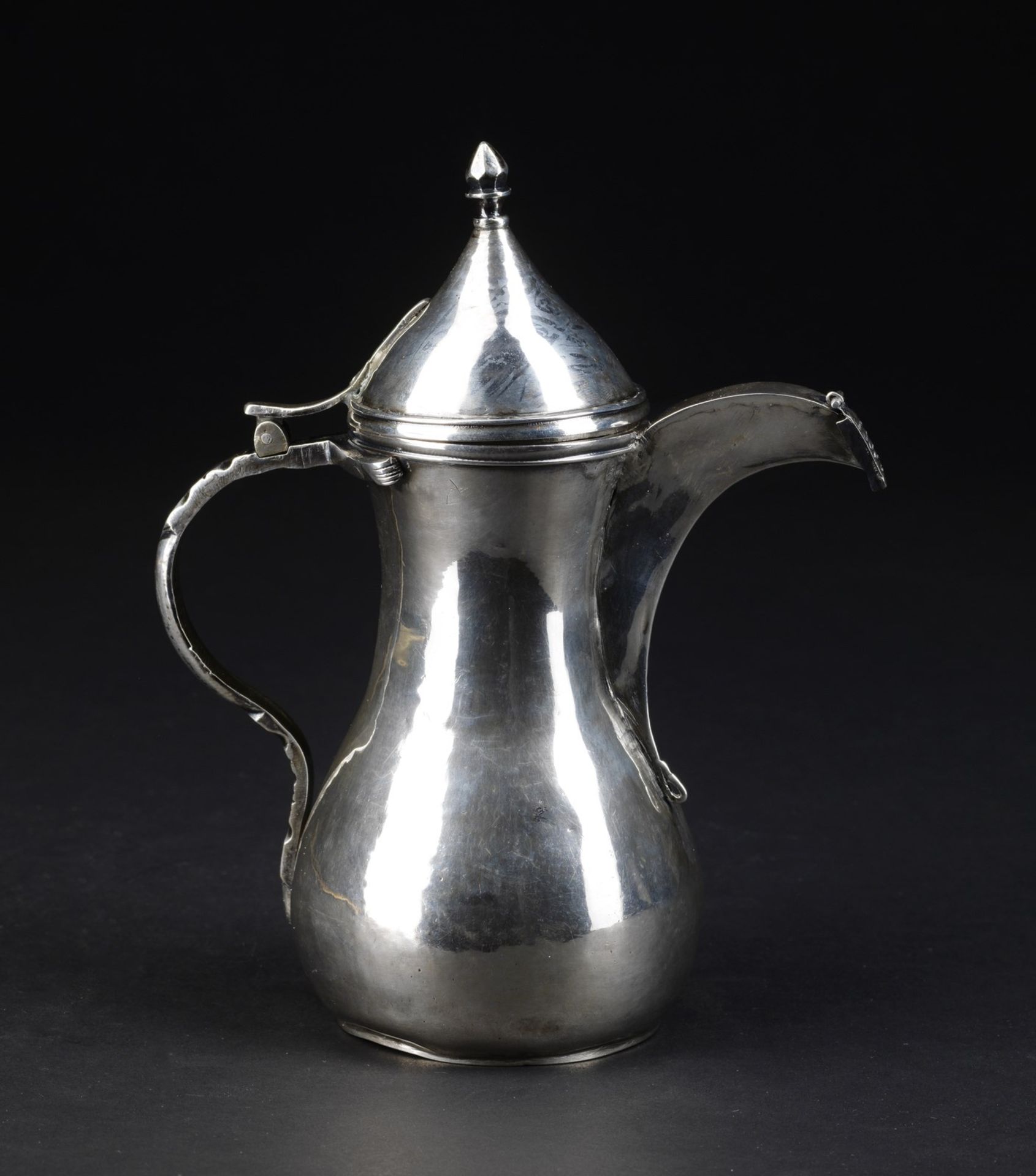 Arte Islamica A French silver ewer for the Turkish market Europe, 19th century .