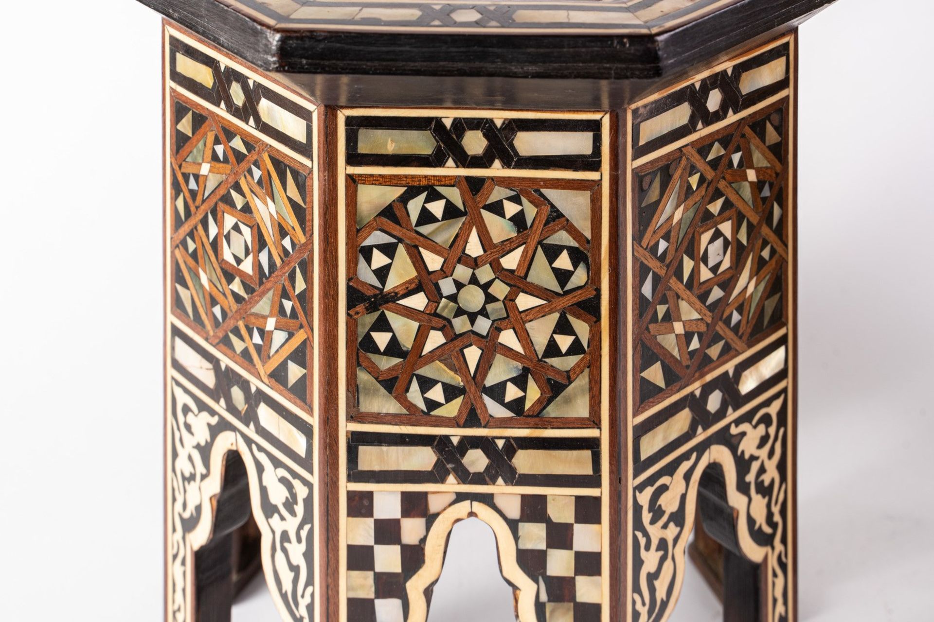 Arte Islamica A pair of wooden coffee tables inlaid. - Bild 4 aus 10