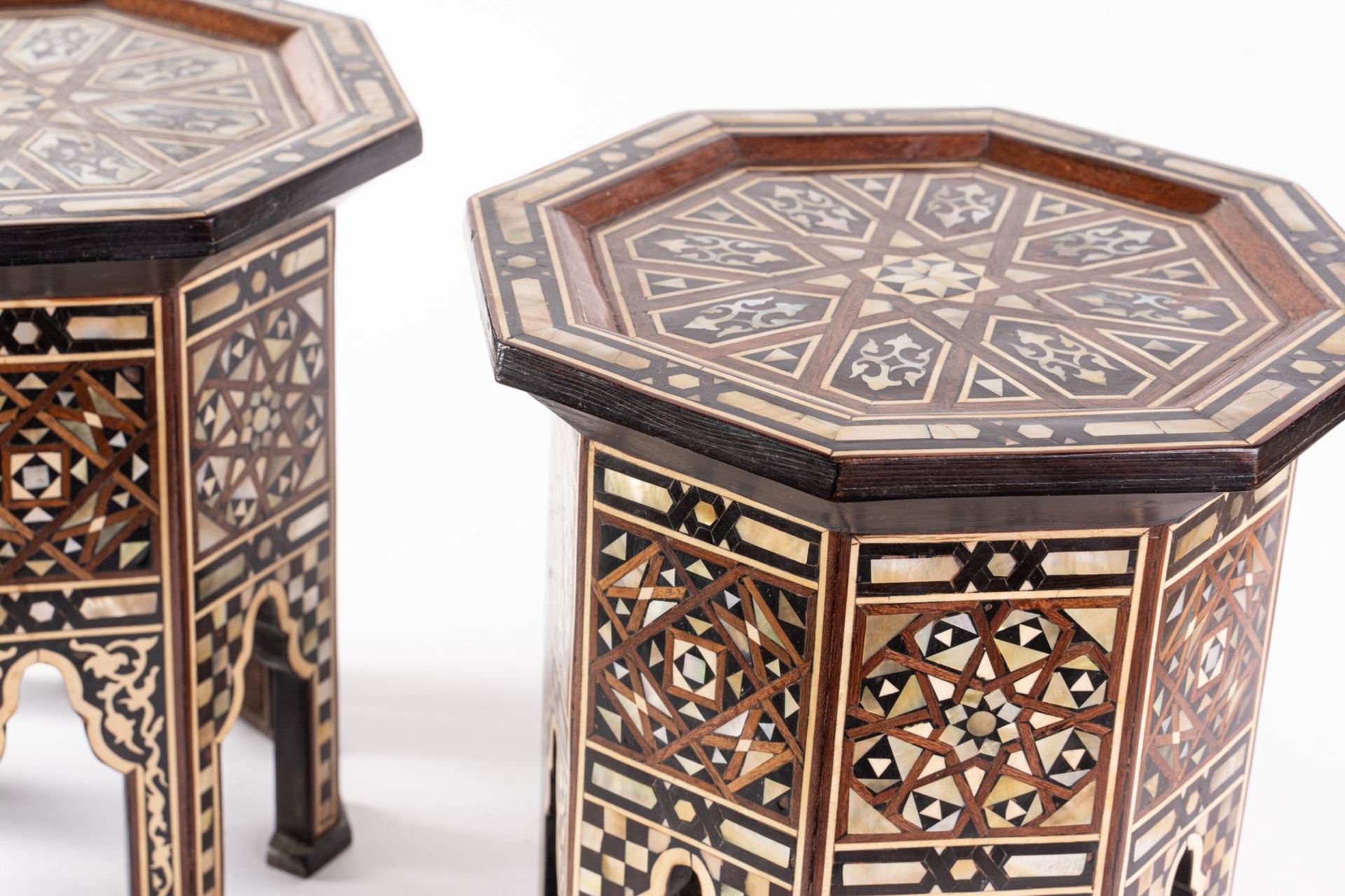 Arte Islamica A pair of wooden coffee tables inlaid. - Bild 3 aus 10