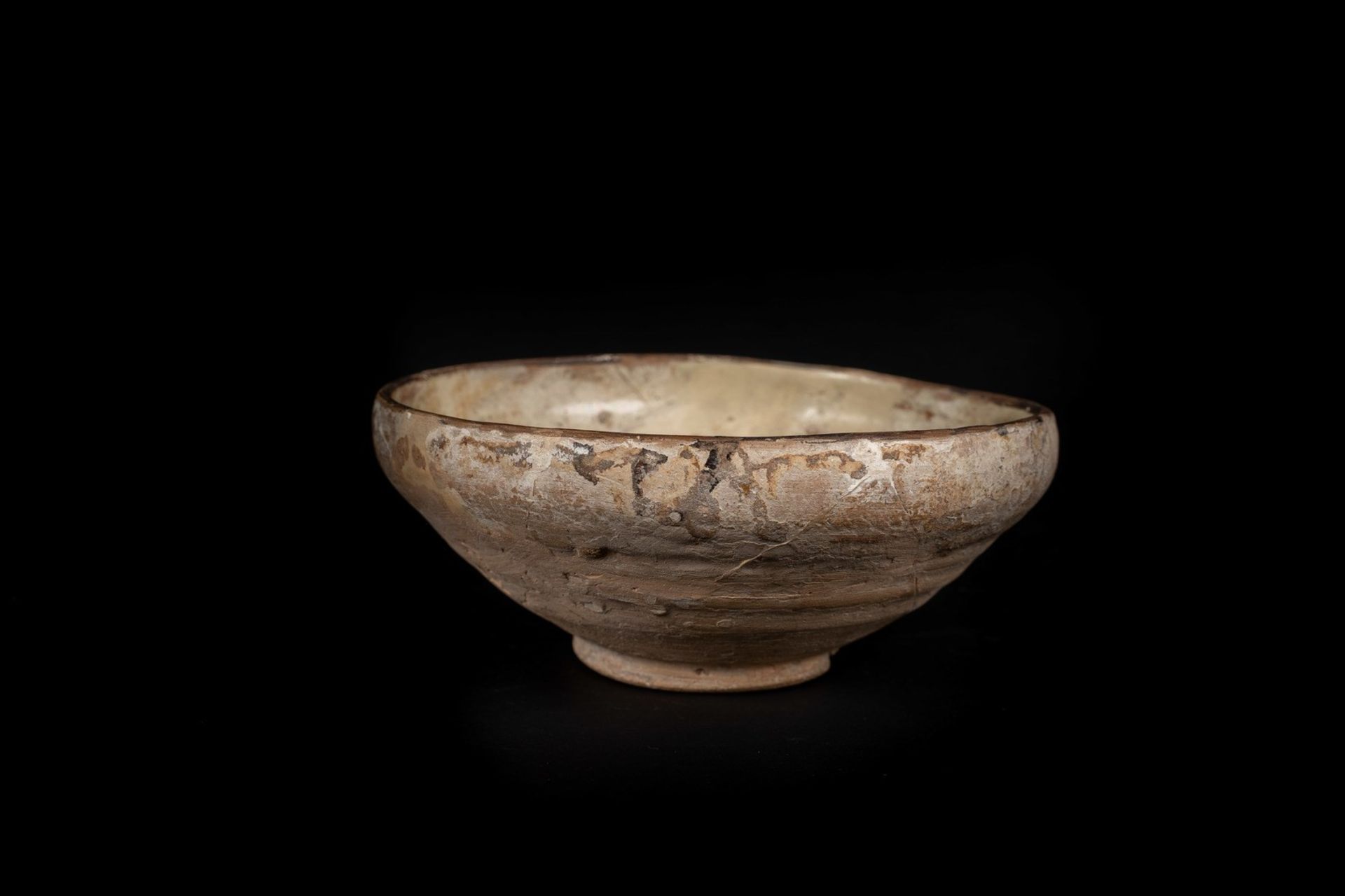 Arte Islamica An earthenware bowl with slip painted decoration Iran, 10th century . - Bild 3 aus 3