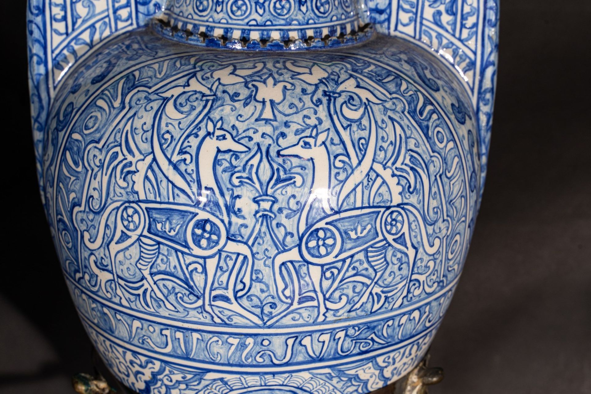 Arte Islamica An Alhambra style pottery winged vase Europe, 20th century . - Bild 5 aus 7