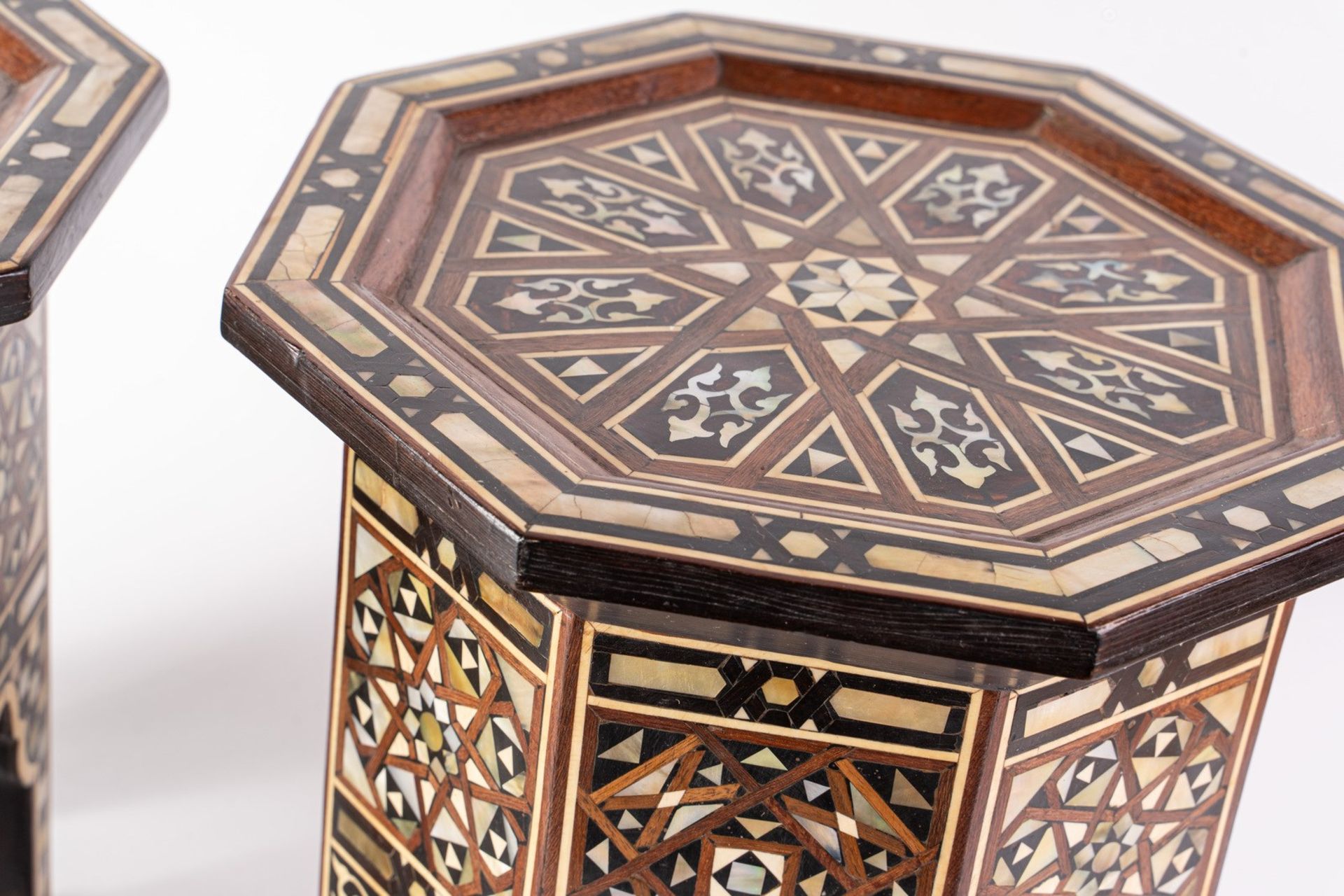 Arte Islamica A pair of wooden coffee tables inlaid. - Bild 2 aus 10