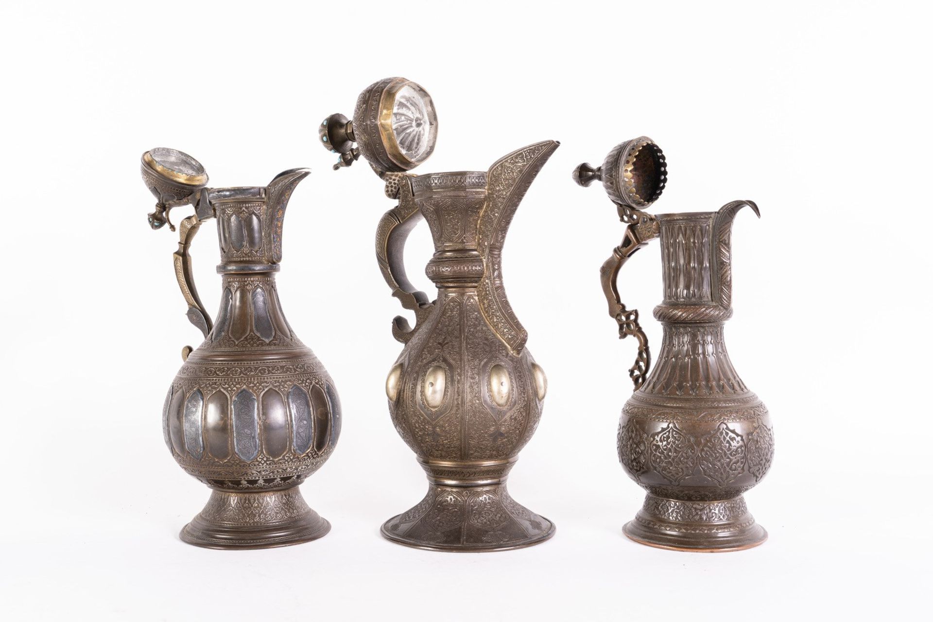 Arte Islamica Three metal coffee jugs. - Bild 3 aus 3