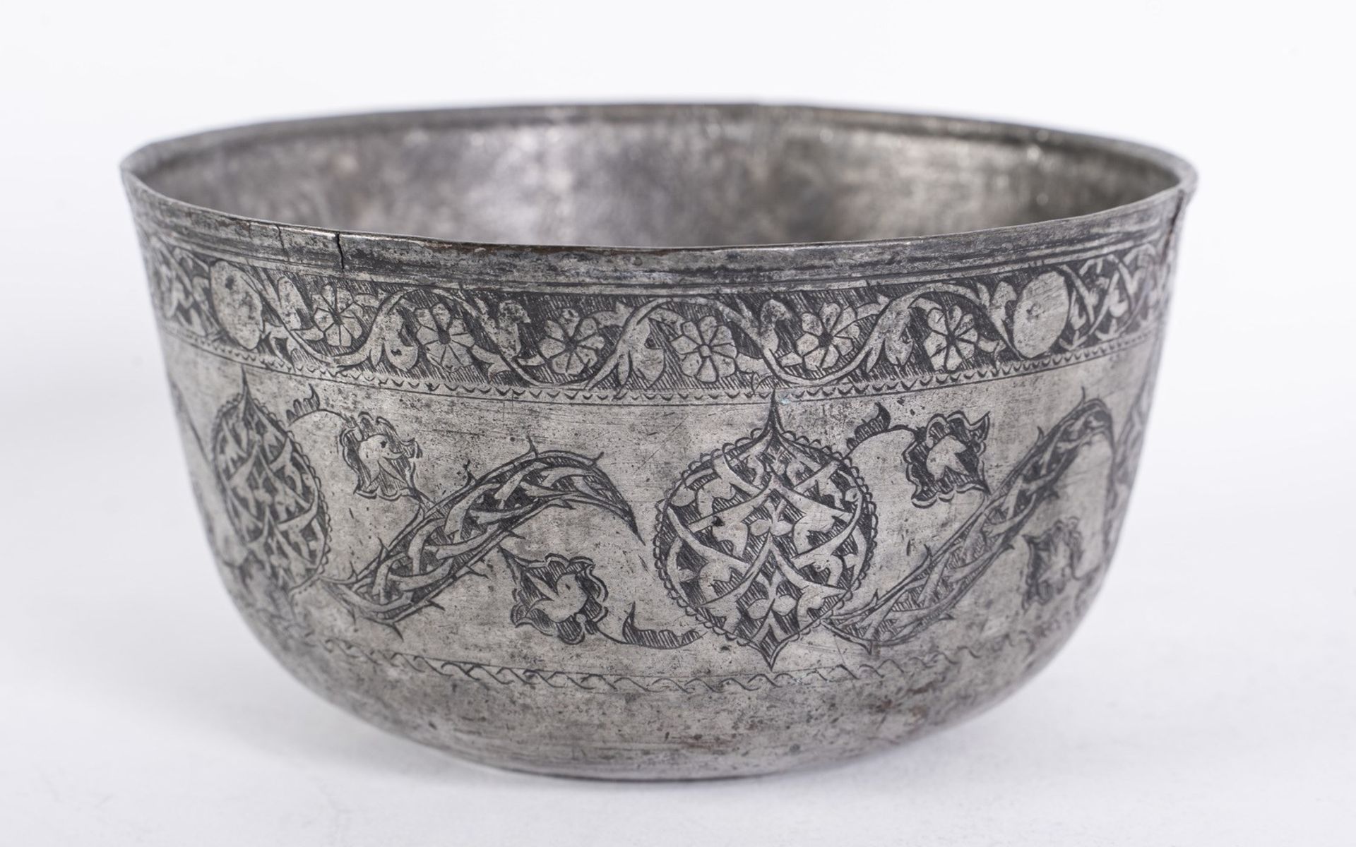 Arte Islamica A tinned copper bowl .