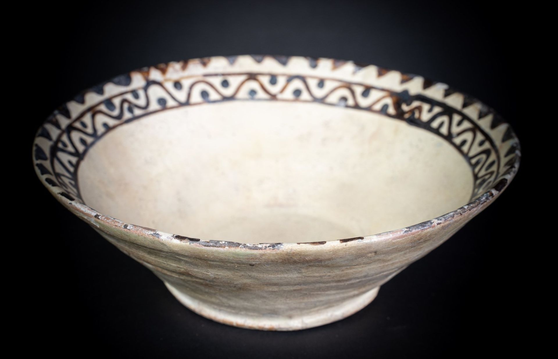 Arte Islamica A Samanid slip painted pottery bowl .