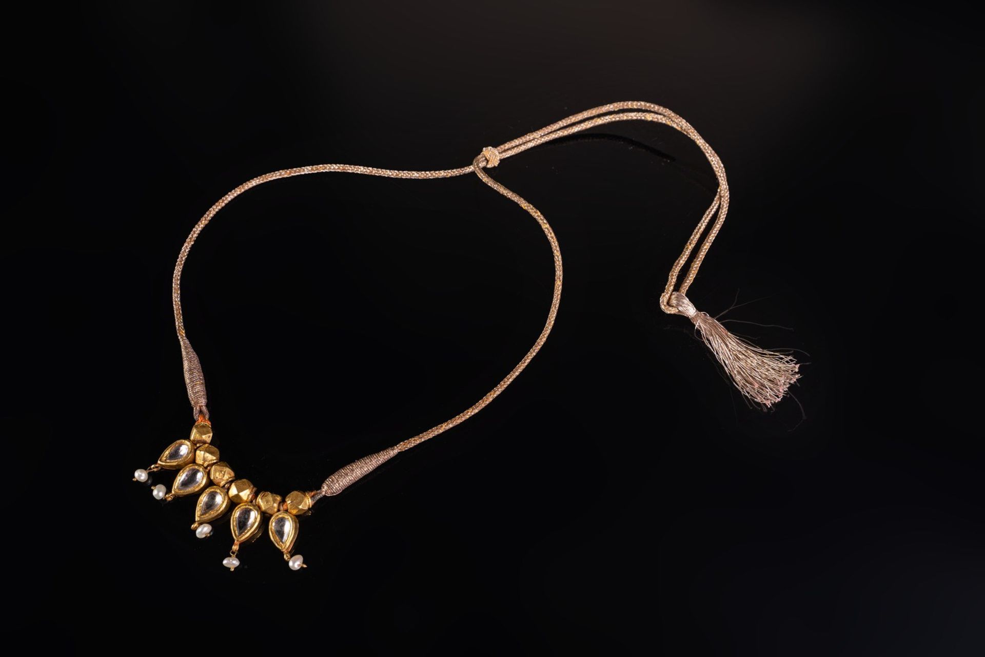 Arte Indiana A gold plated and diamonds necklace India, 19th century.