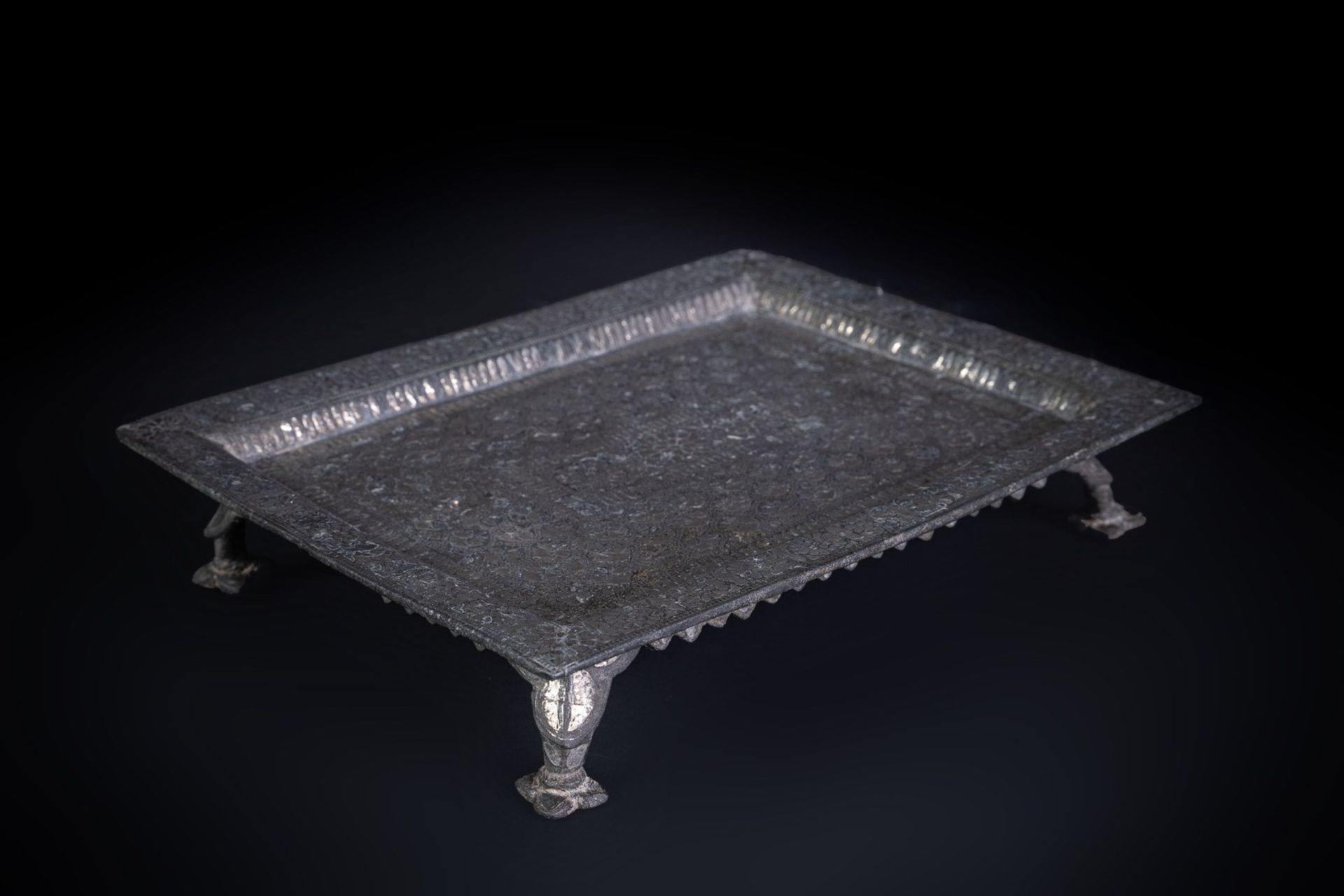 Arte Indiana A bidri rectangular tray with floral decorationSouthern India, 18th century .