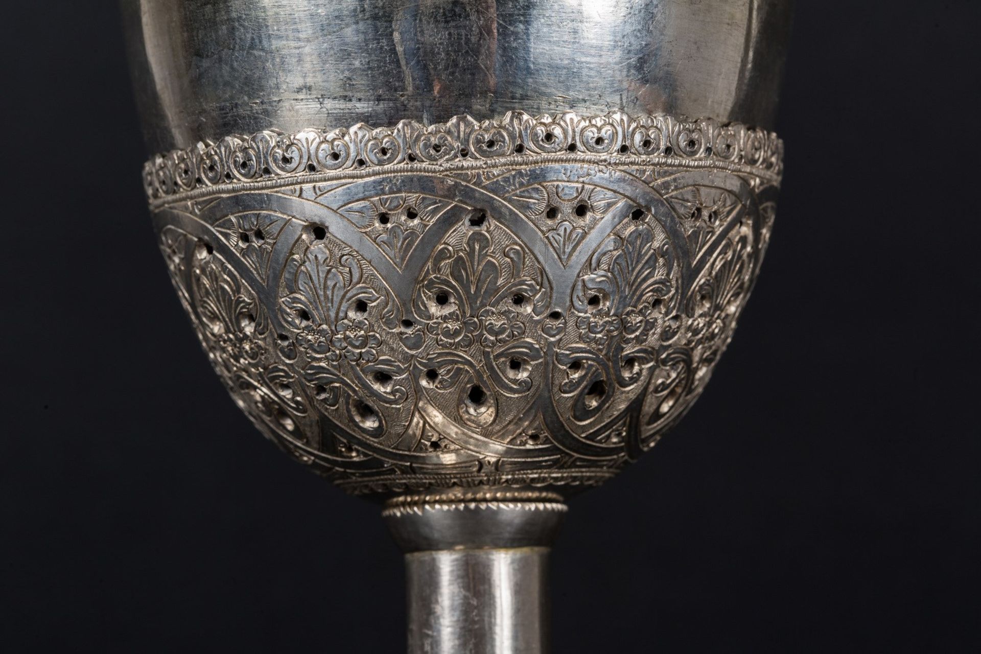 Arte Islamica A Turkish, Armenian or Greek embossed silver chalice . - Bild 3 aus 3
