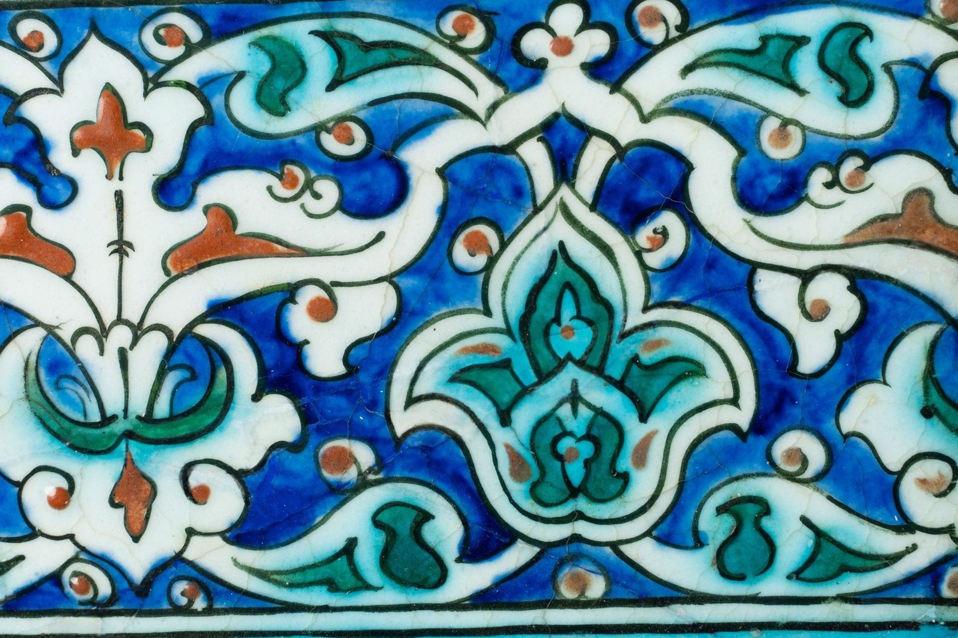 Arte Islamica An Iznik border tile painted. - Bild 2 aus 2