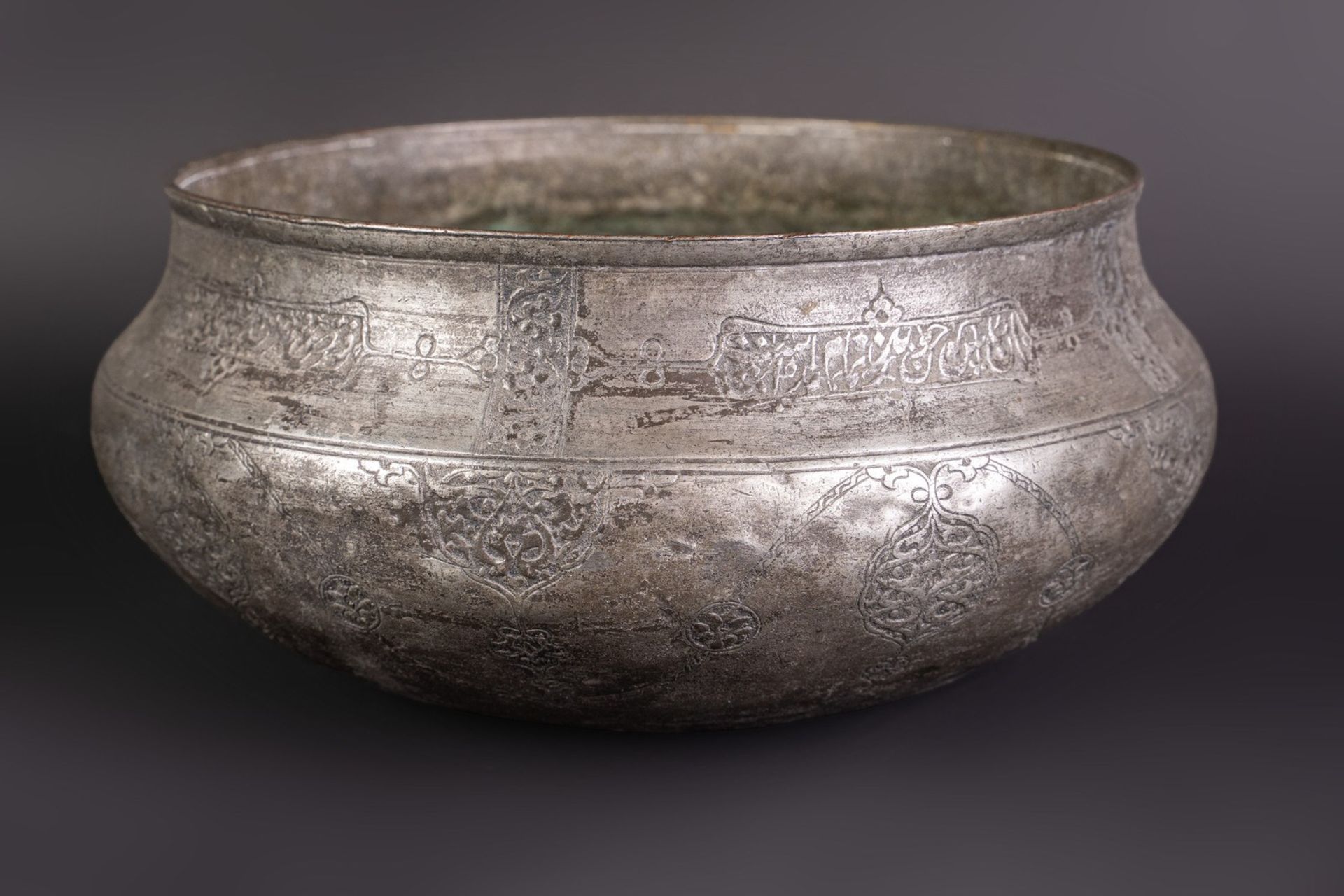 Arte Islamica A large tinned copper Safavid bowl .