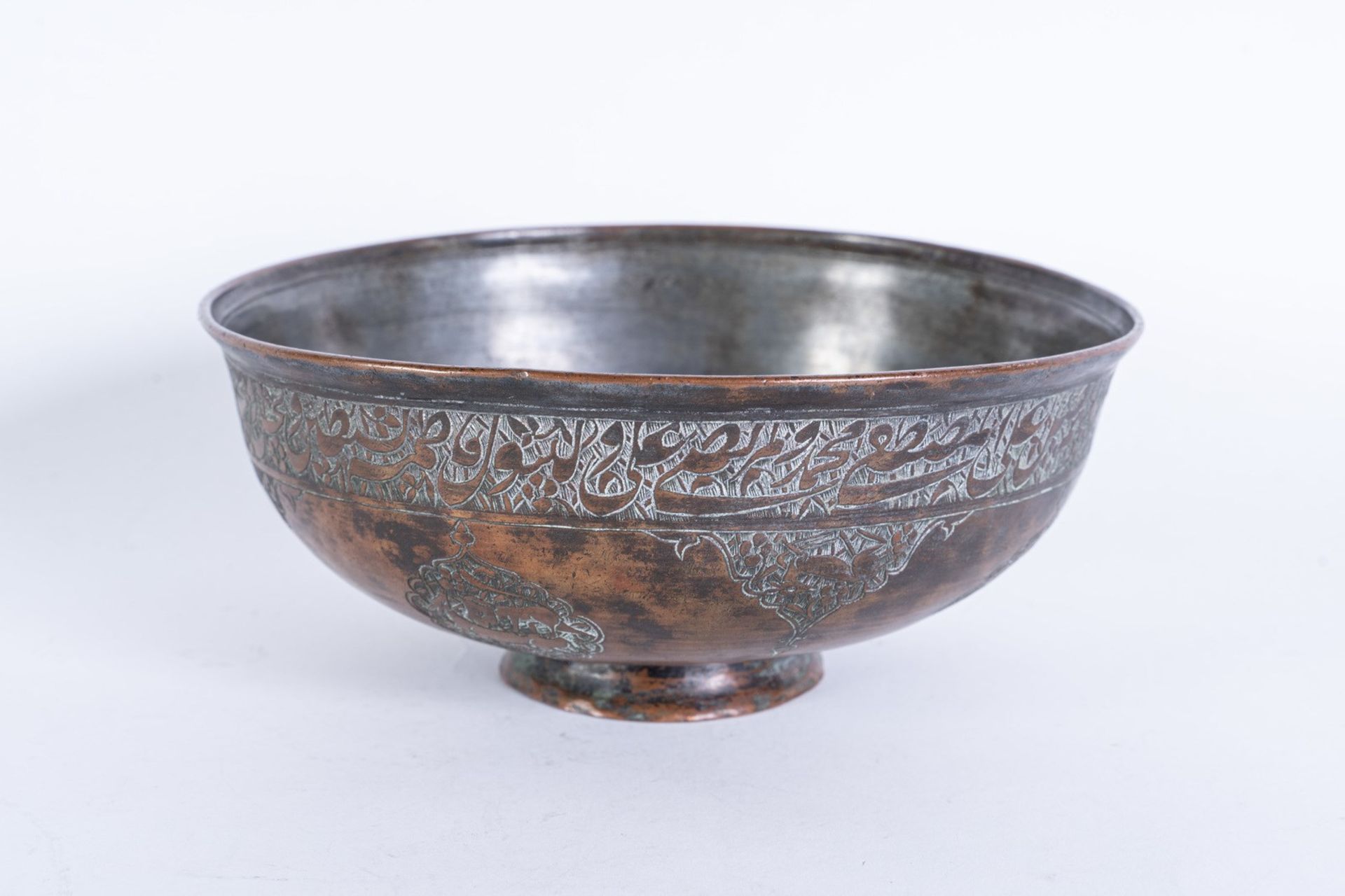 Arte Islamica A Safavid tinned copper bowl . - Bild 2 aus 3