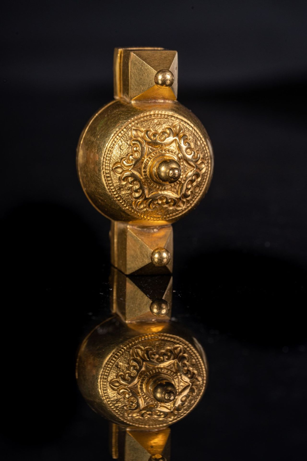 Arte Indiana A gold Shiva Linga jewelry boxIndia, early 20th century . - Bild 2 aus 4