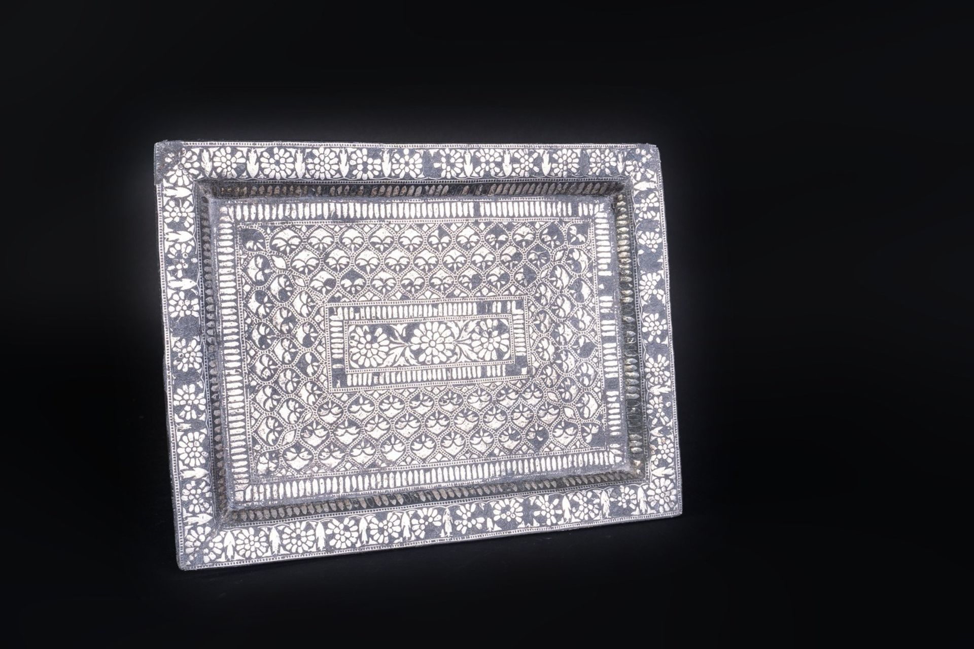 Arte Indiana A bidri rectangular tray with floral decorationSouthern India, 18th century . - Bild 2 aus 3