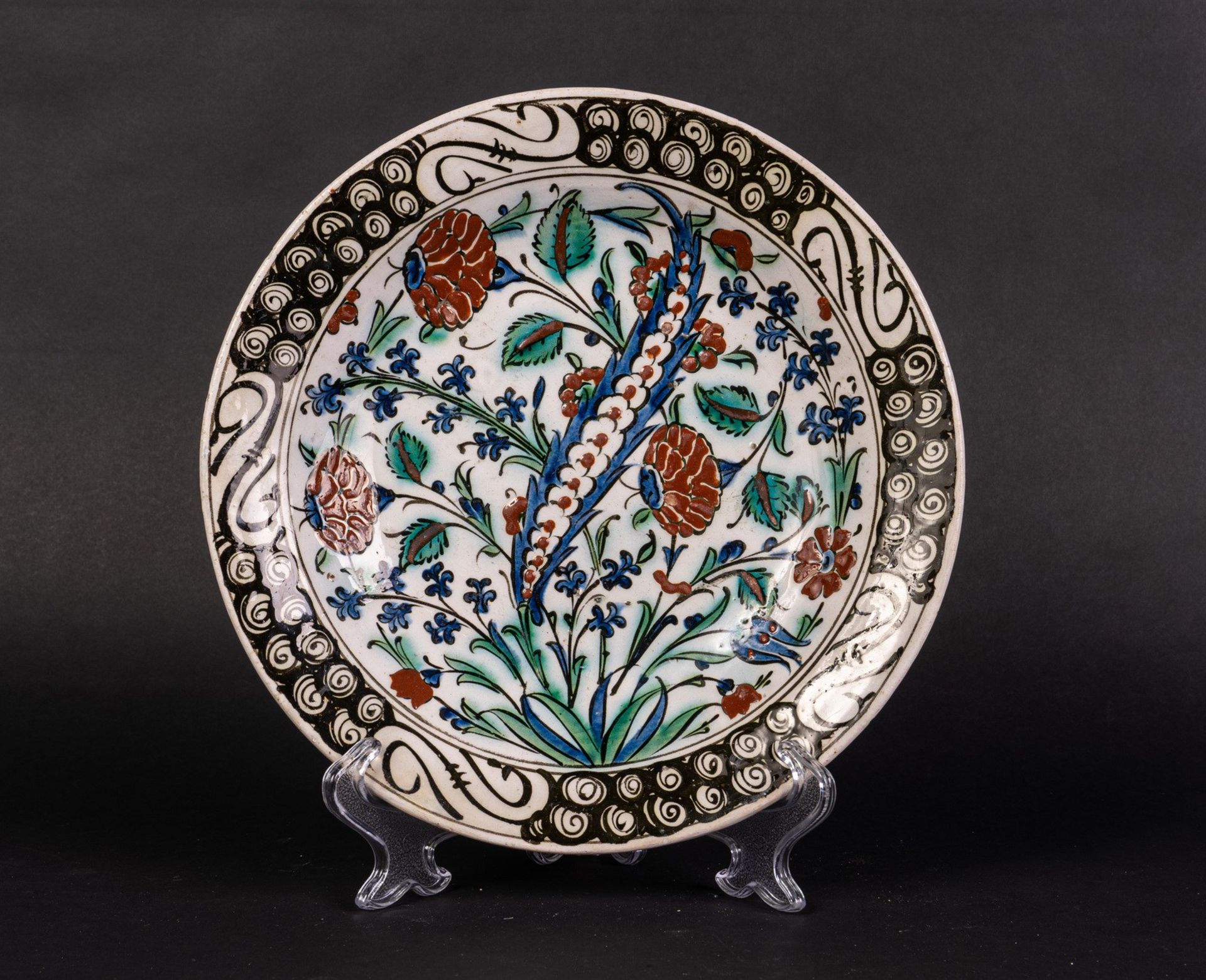 Arte Islamica An Iznik pottery dish painted .