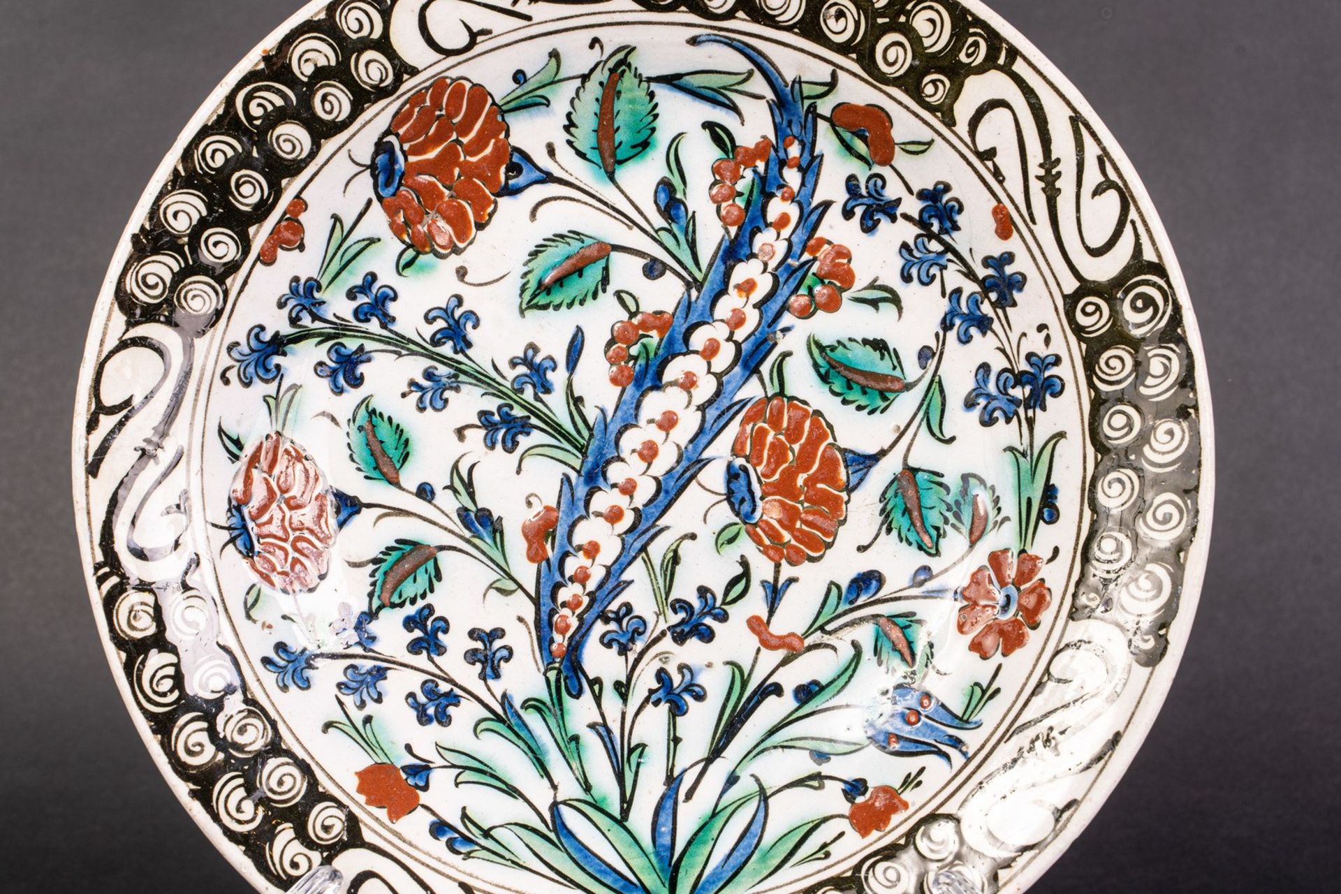 Arte Islamica An Iznik pottery dish painted . - Bild 2 aus 3