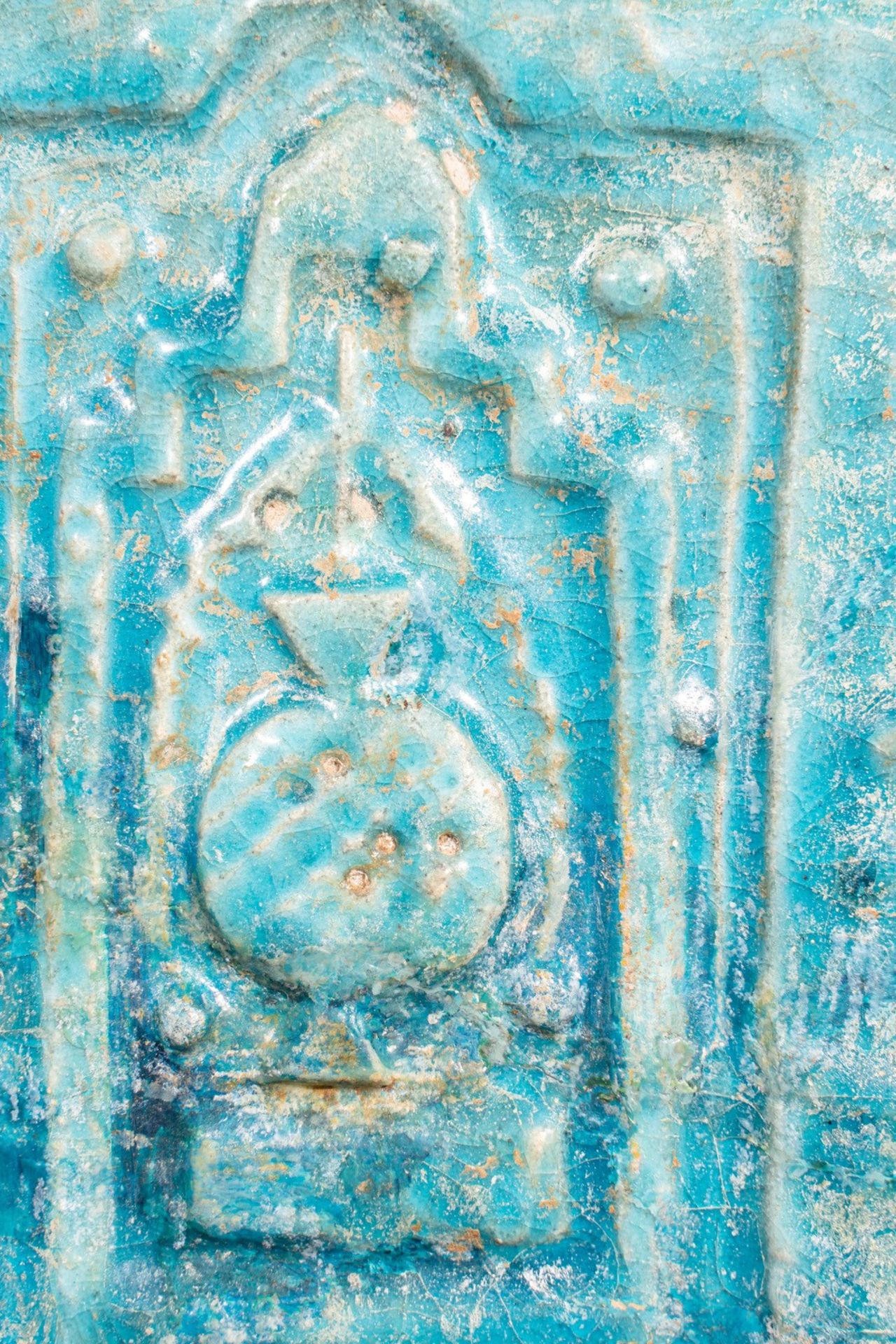 Arte Islamica A turquoise glazed Kashan moulded mihrab tile Iran, 12th - 13th century . - Bild 2 aus 3