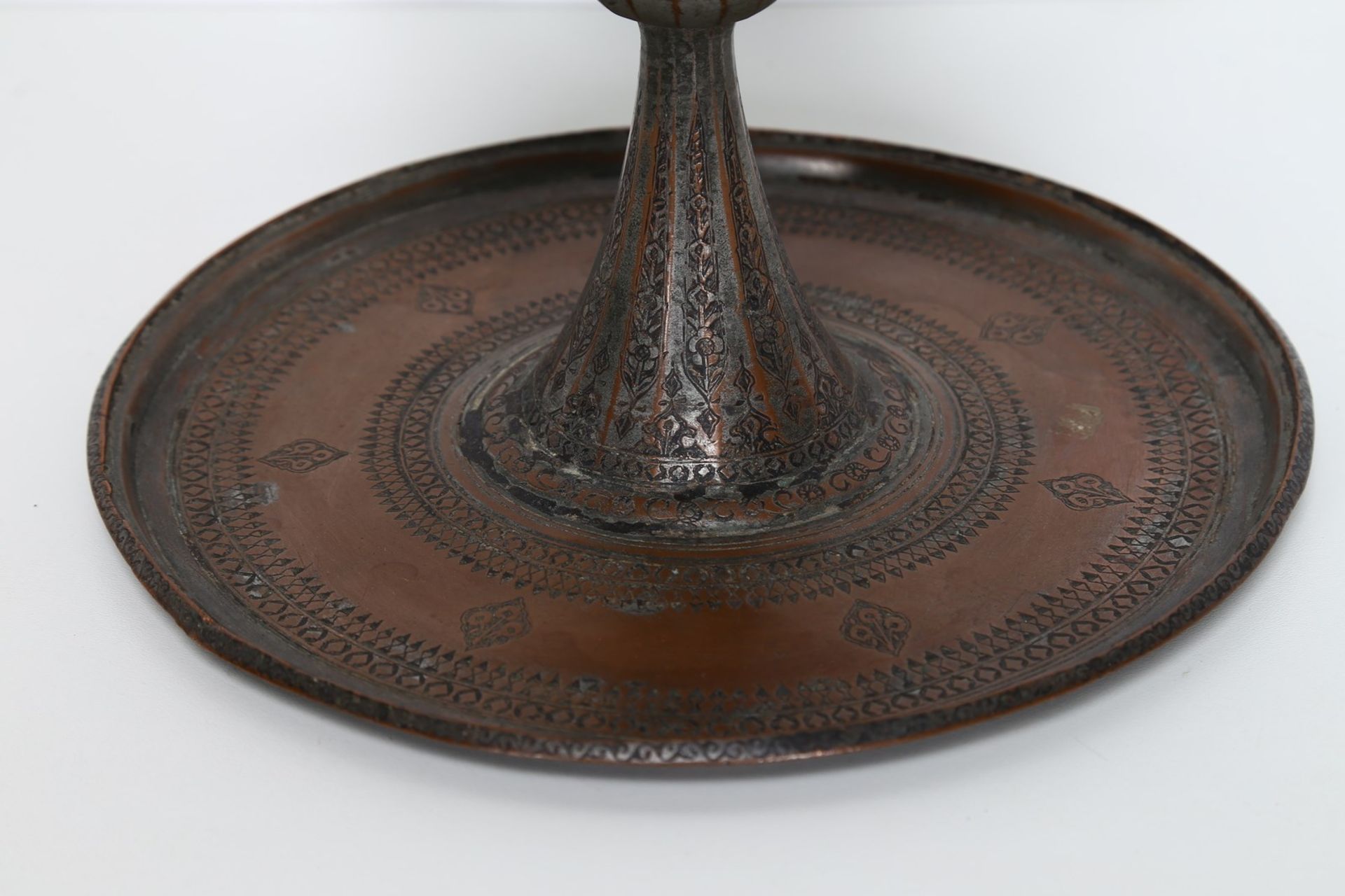Arte Islamica A Safavid tinned copper metalwork with later base Persia, 17th and 19th century . - Bild 2 aus 4
