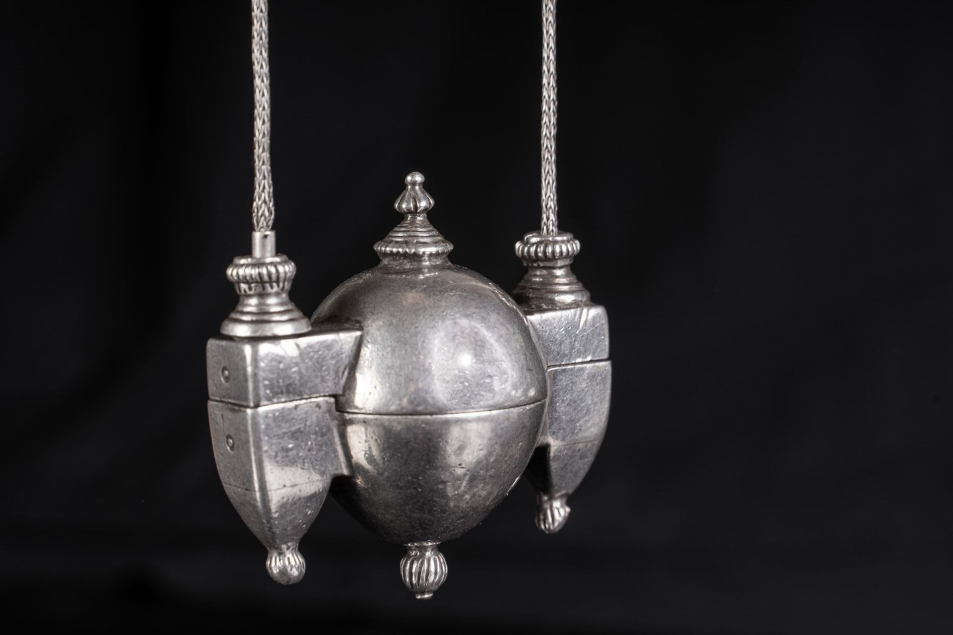 Arte Indiana A silver Lingam holder pendant Northern India, 19th-20th century .