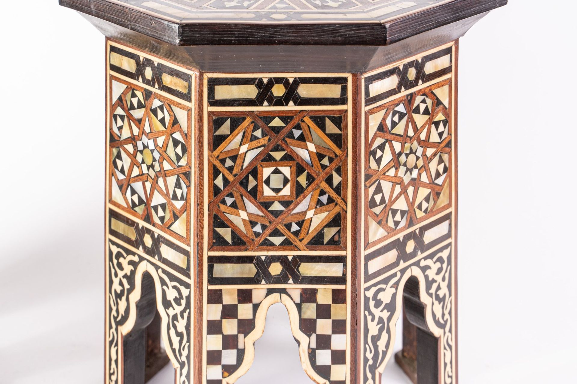 Arte Islamica A pair of wooden coffee tables inlaid. - Bild 5 aus 10
