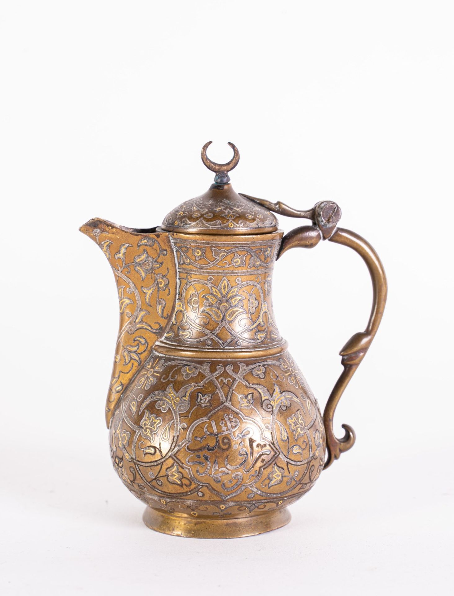 Arte Islamica An Ottoman silver and gold inlaid metal jugTurkey, 19th century .