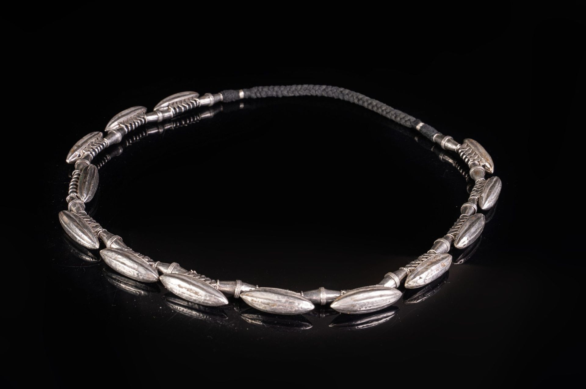 Arte Indiana A silver and cotton necklace India, Kerala, 19th-20th century .
