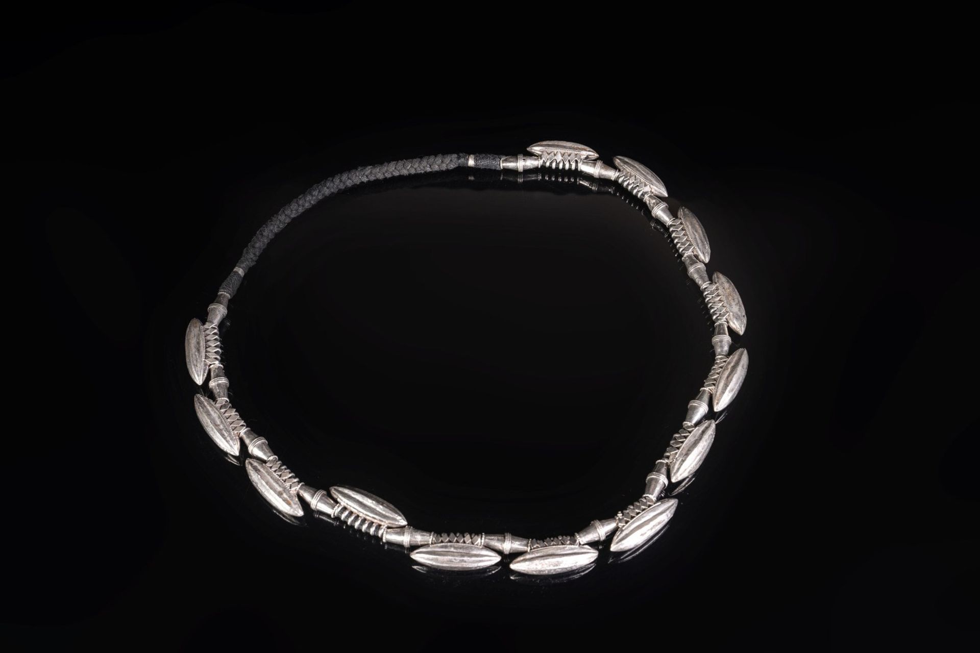 Arte Indiana A silver and cotton necklace India, Kerala, 19th-20th century . - Bild 3 aus 3