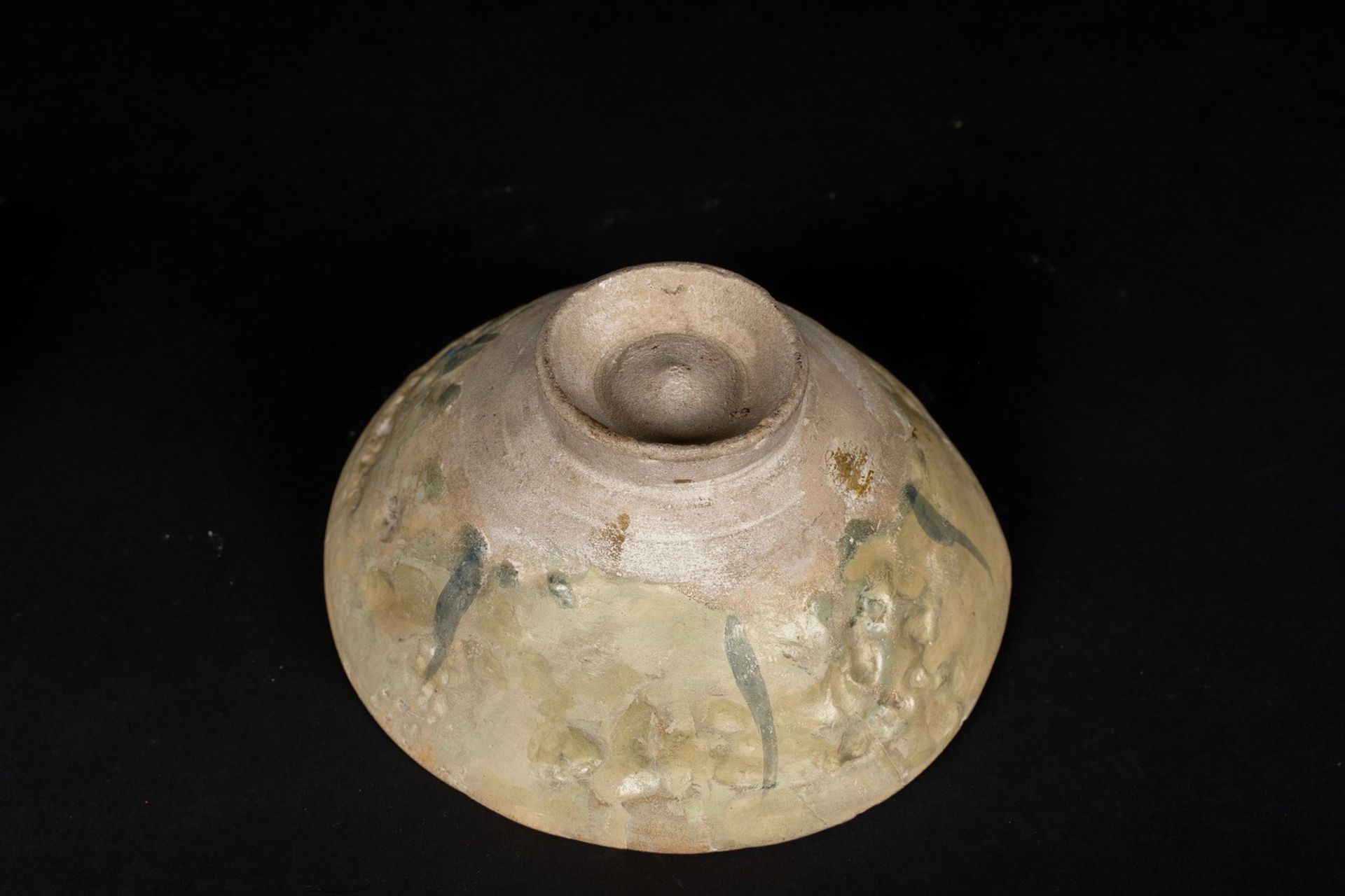 Arte Islamica A pierced (rice grain) pottery bowl. - Bild 3 aus 3