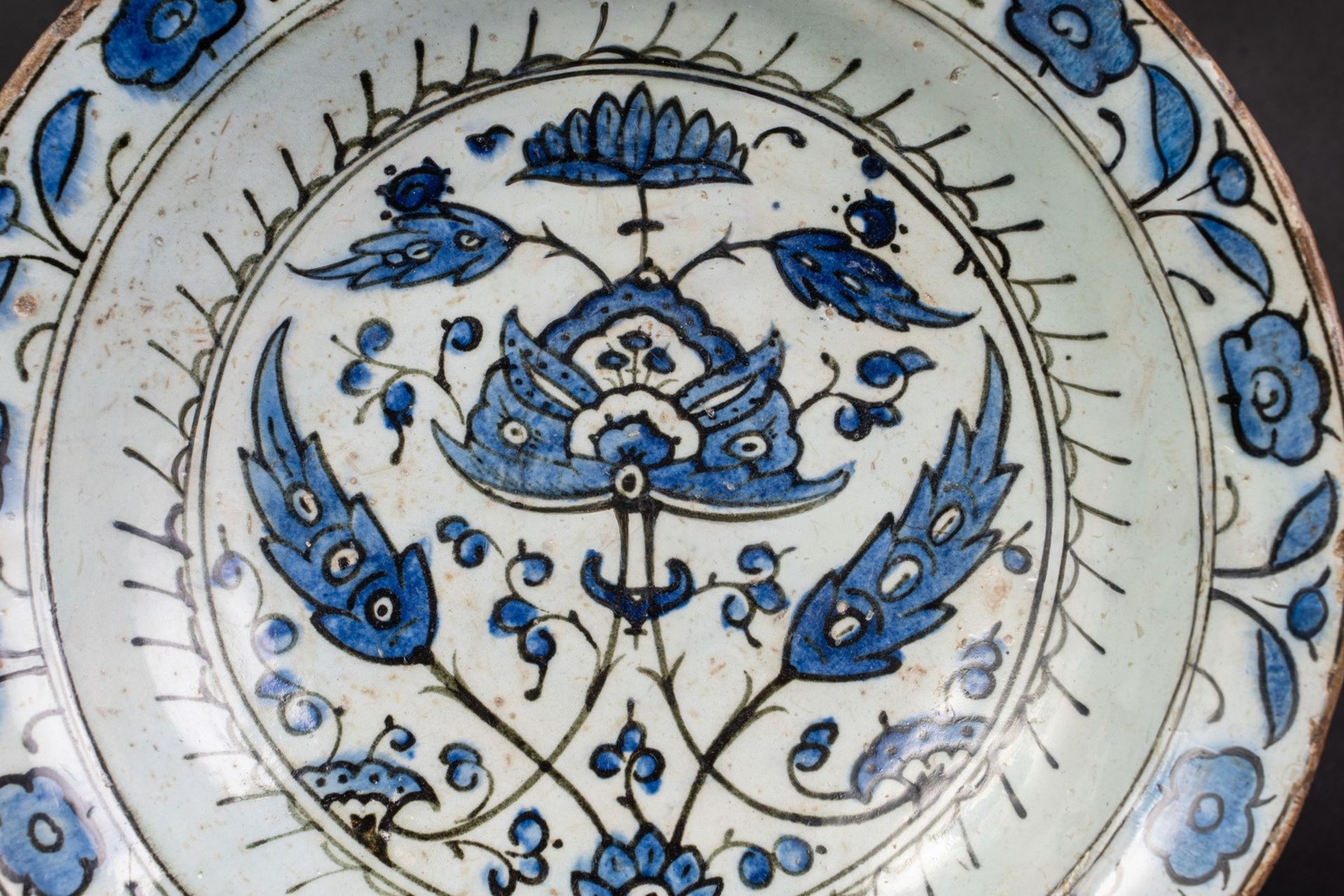 Arte Islamica An Iznik pottery dish . - Bild 3 aus 4