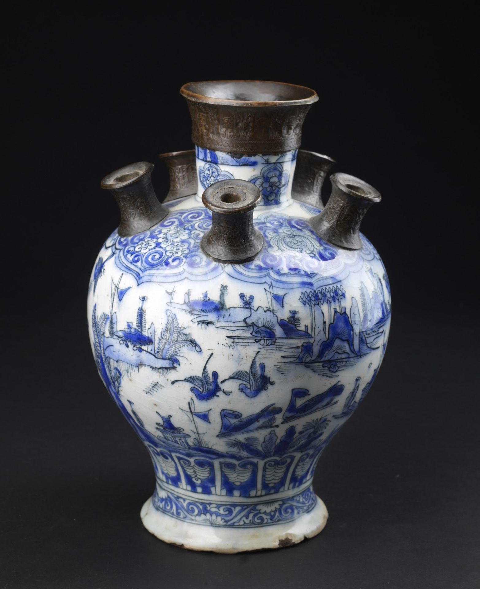 Arte Islamica A large Safavid blue and white pottery tulip vase .