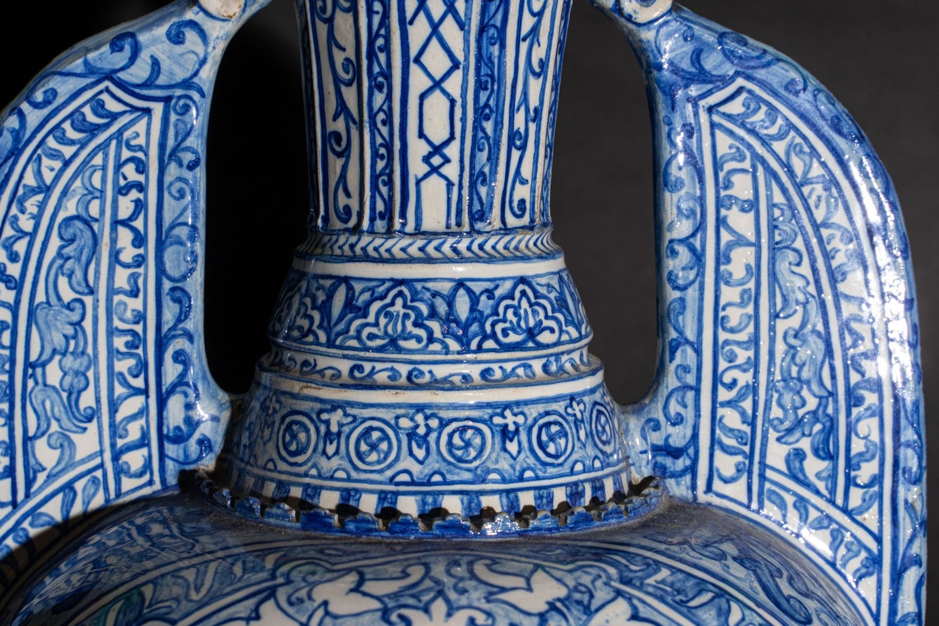 Arte Islamica An Alhambra style pottery winged vase Europe, 20th century . - Bild 6 aus 7