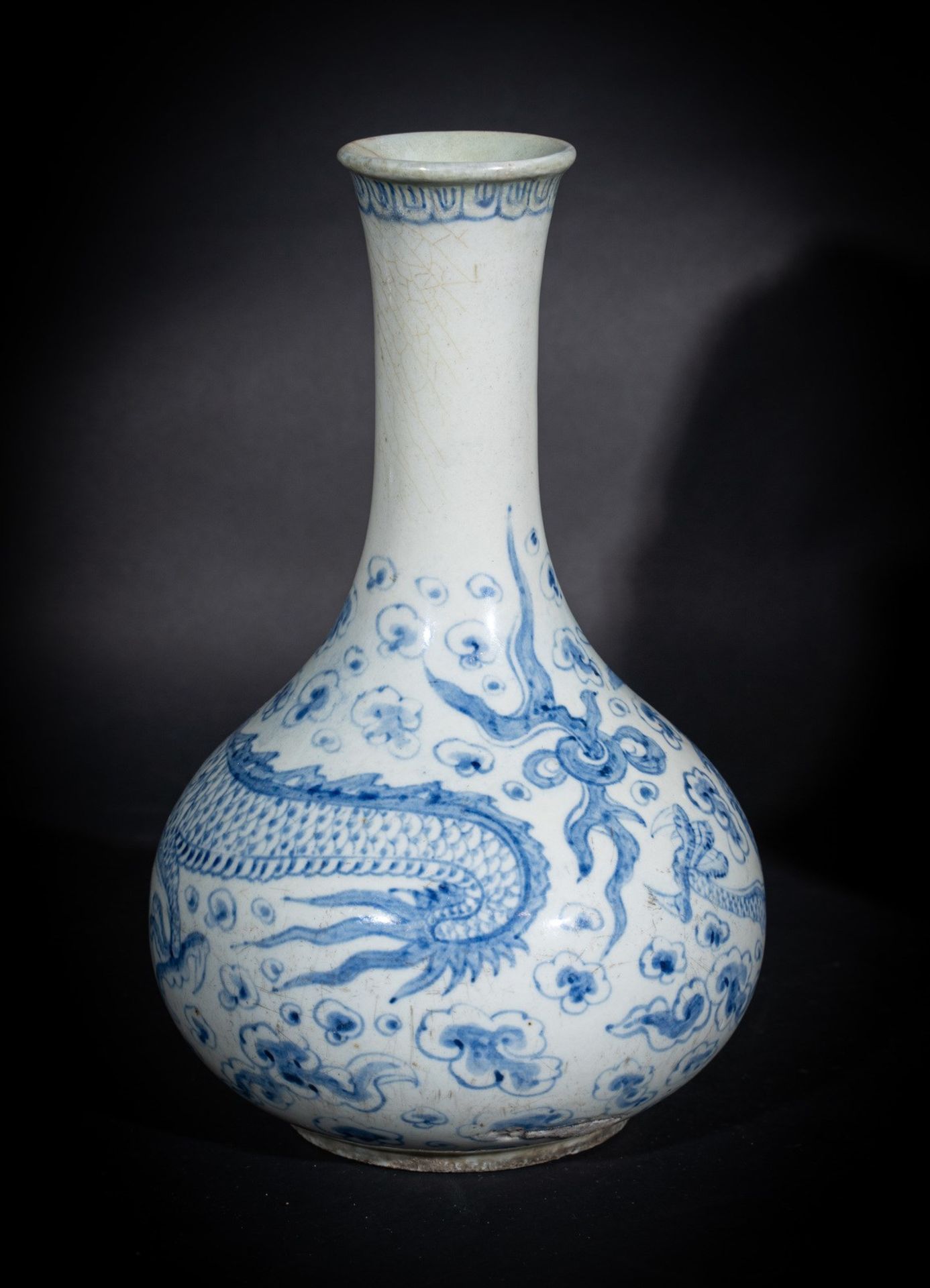 Arte Sud-Est Asiatico A blue and white pottery bottle painted with dragonsKorea, Joseon dynasty, 19 - Bild 3 aus 4