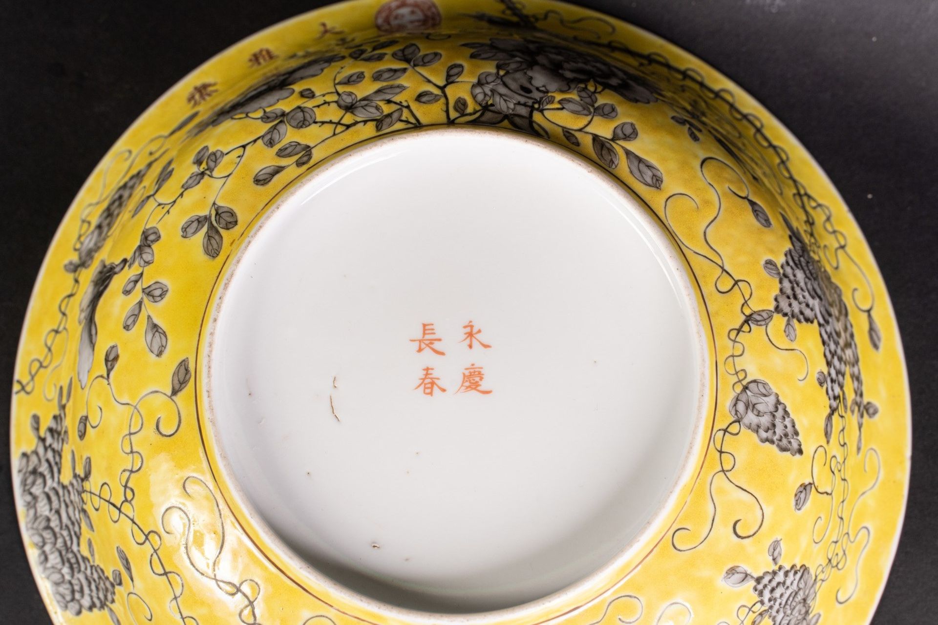 Arte Cinese A porcelain dish painted with floral motif and bearing a red iron mark Da Ya ZhaiChina, - Bild 7 aus 7