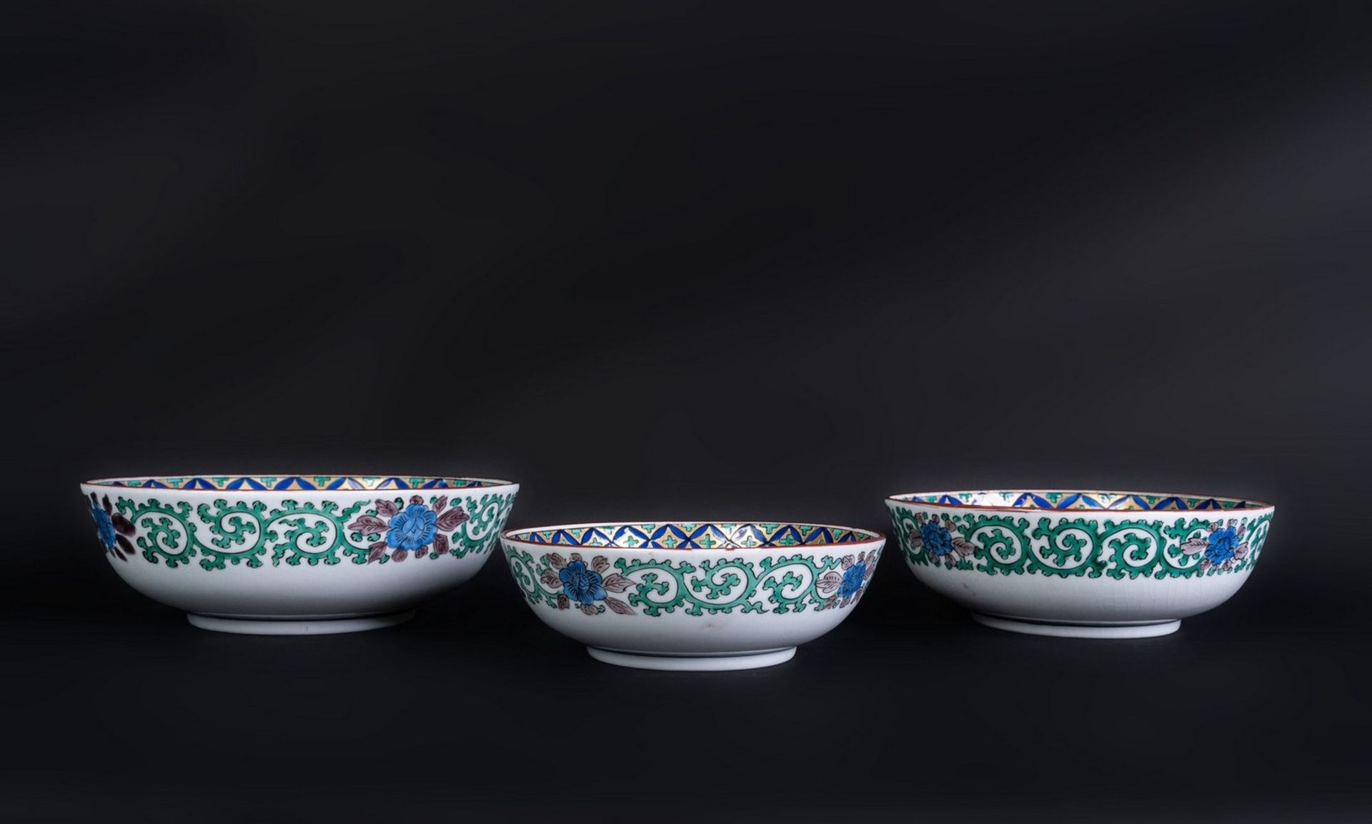 ARTE GIAPPONESE Three Imari pottery bowls decorated with phoenixesJapan, 19th-20th century . - Bild 10 aus 11