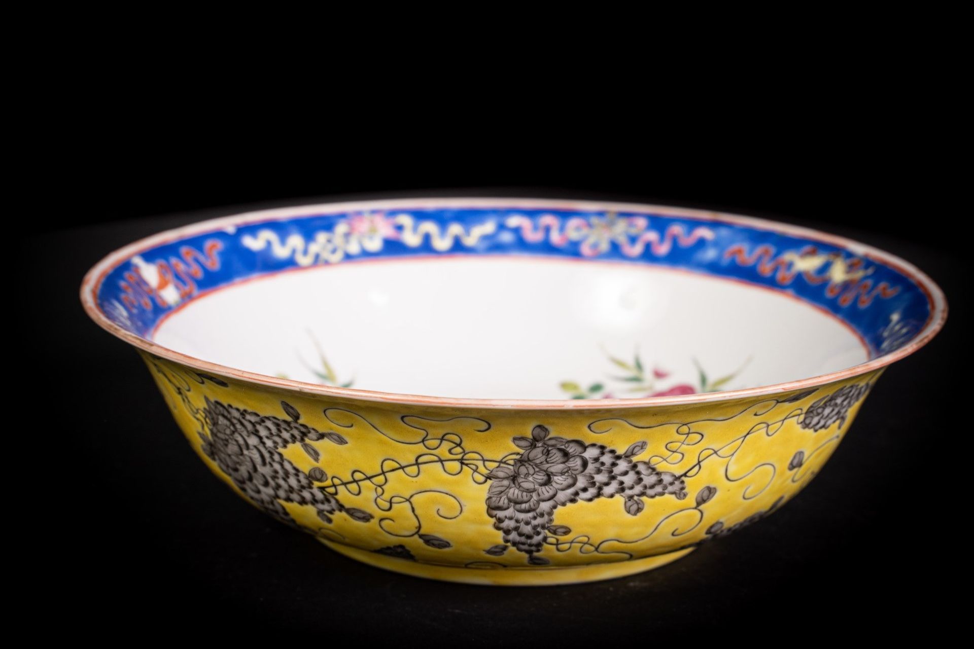 Arte Cinese A porcelain dish painted with floral motif and bearing a red iron mark Da Ya ZhaiChina,