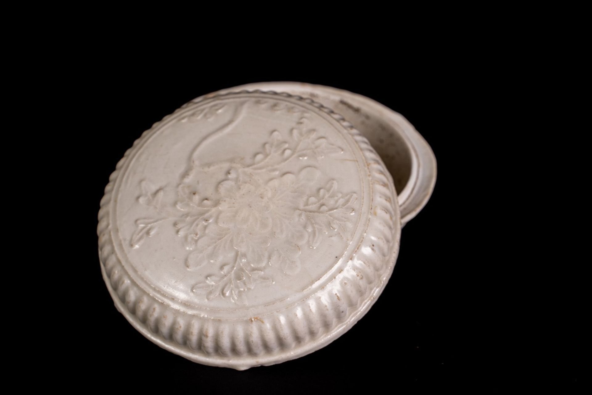 Arte Cinese A small round pottery box decorated with flowers in relief China, 19th century . - Bild 2 aus 3