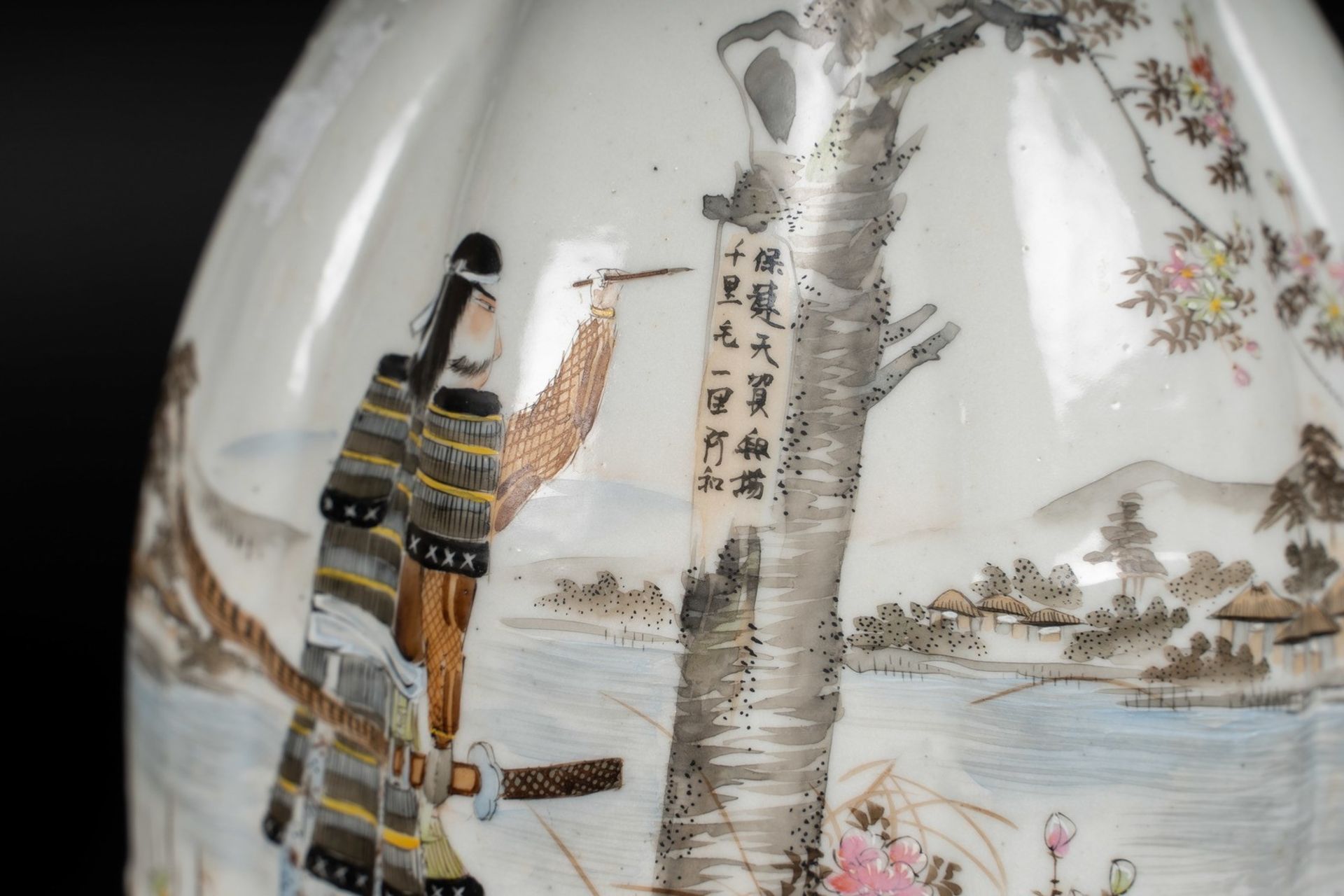 ARTE GIAPPONESE A lobed shaped pottery vase enamelled with a samurai writing a tanzaku Japan, 19th - Bild 4 aus 5