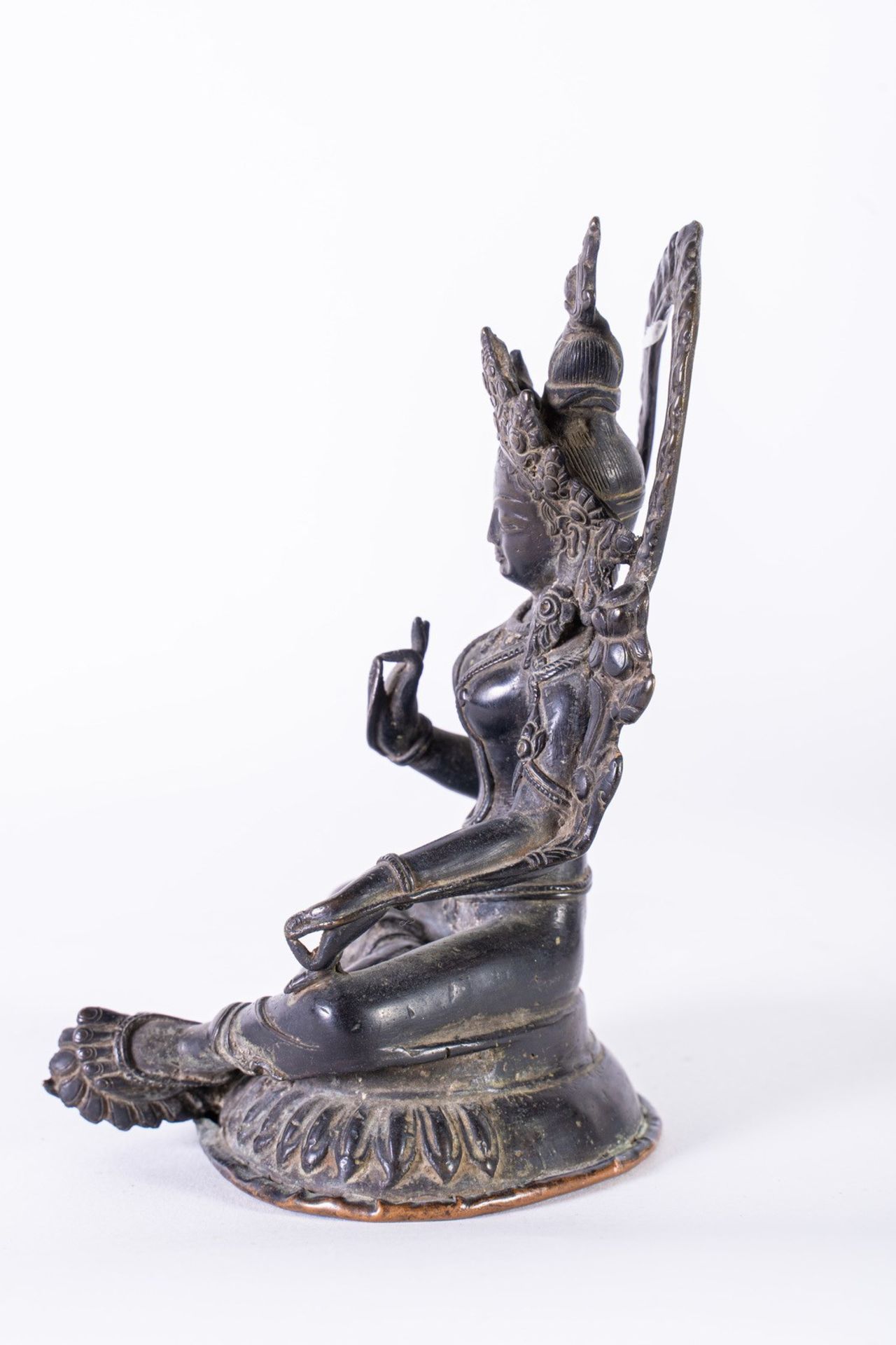 Arte Himalayana A bronze figure of Green Tara Nepal, 19th century . - Bild 4 aus 5